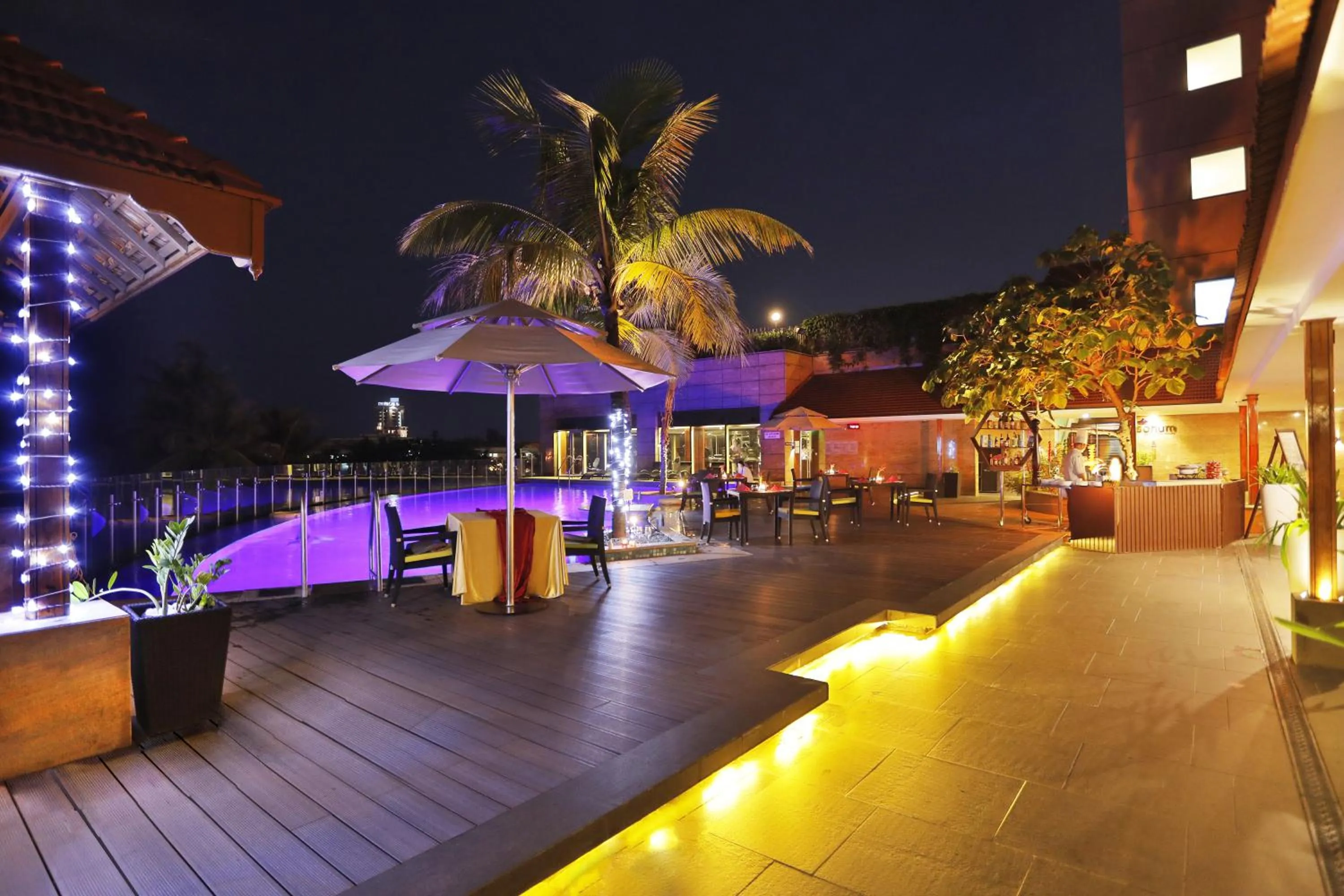 Restaurant/places to eat in Crowne Plaza Kochi by IHG