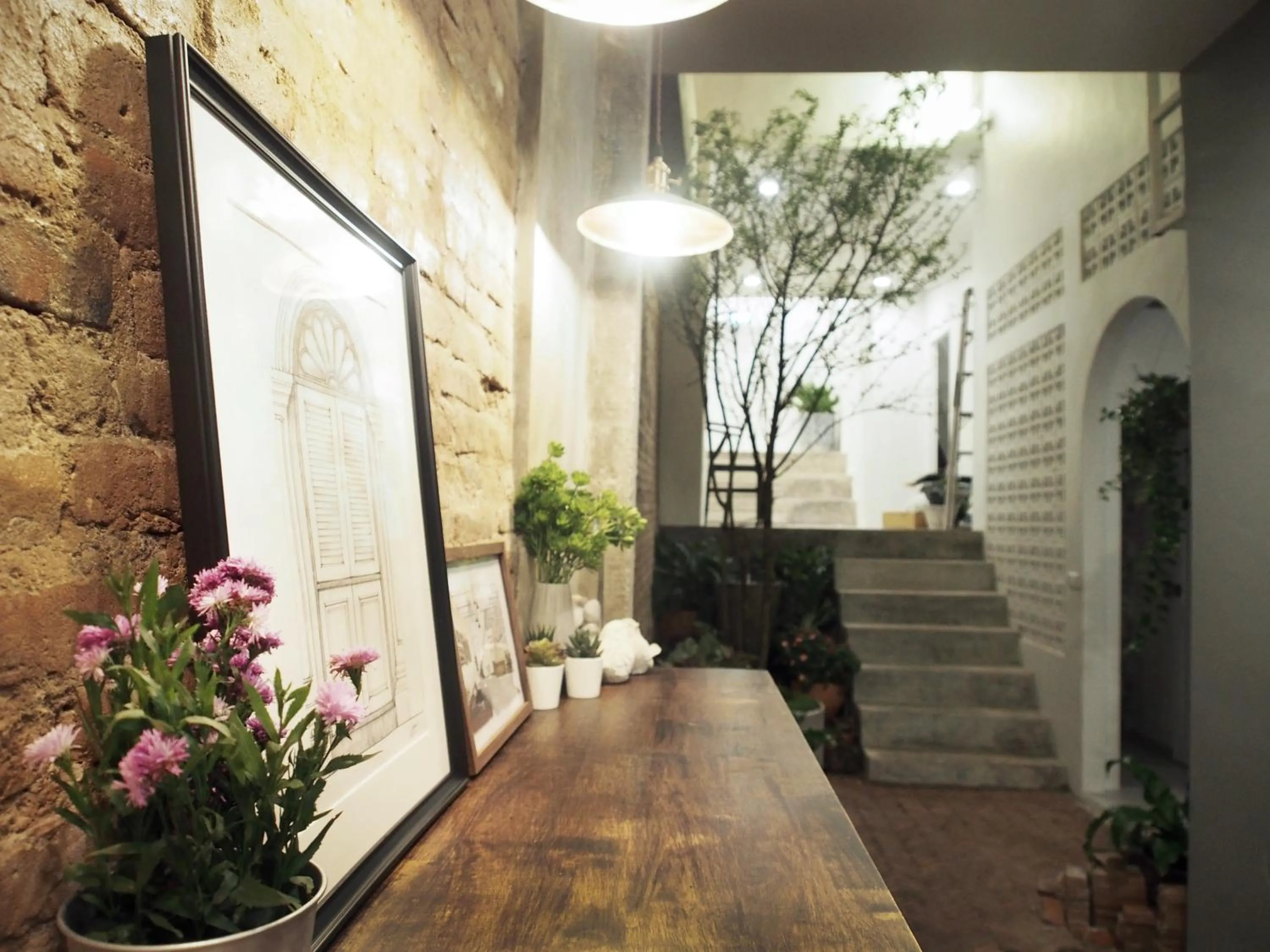 Communal lounge/ TV room in A Day inn Ranong Hostel