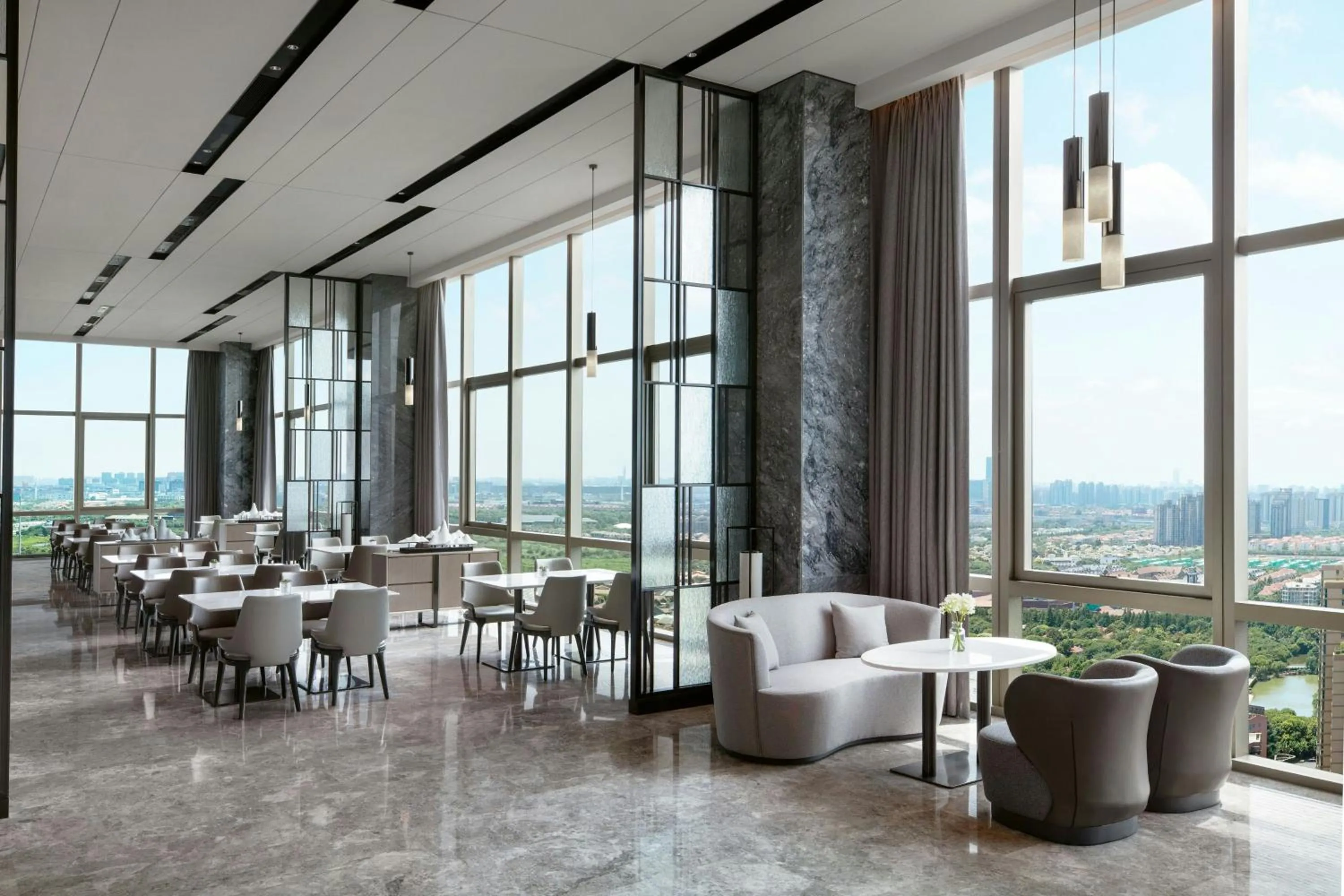 Lounge or bar in Shanghai Marriott Hotel Pudong East - Only a 20 minute drive from Disney