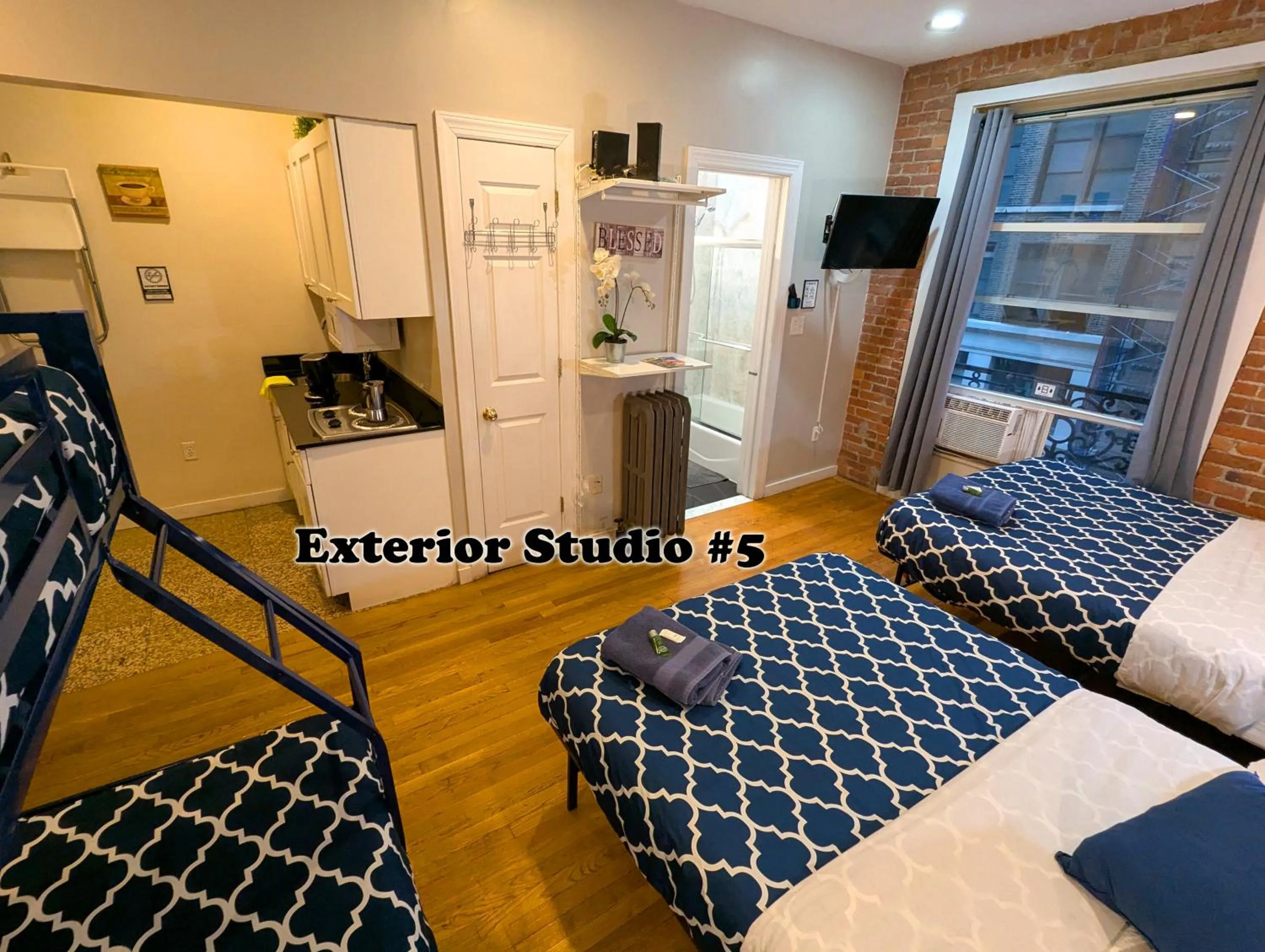 TV and multimedia, Bed in NYC Empire Apartments