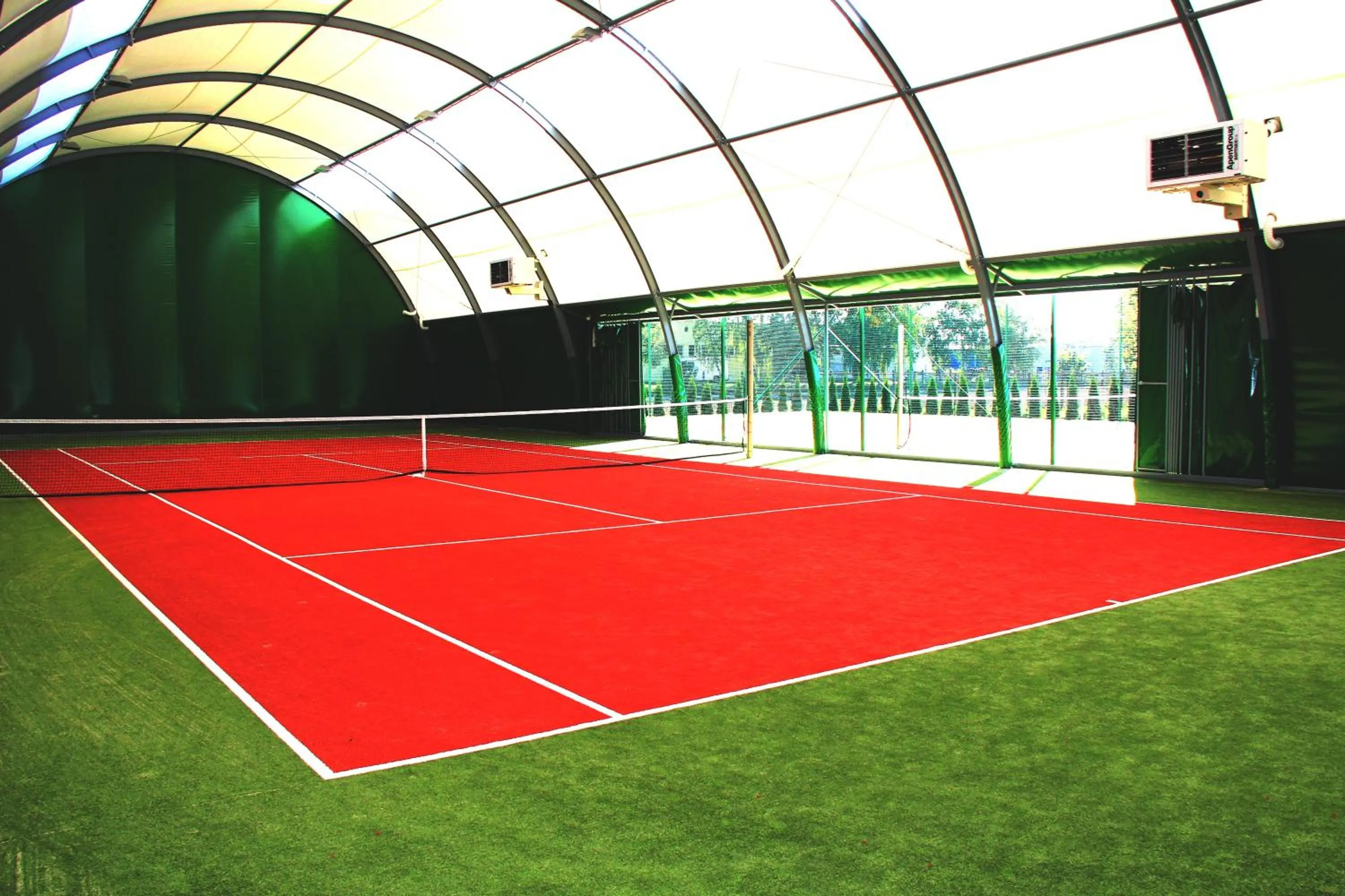 Tennis court in Hotel Austeria Conference & Spa
