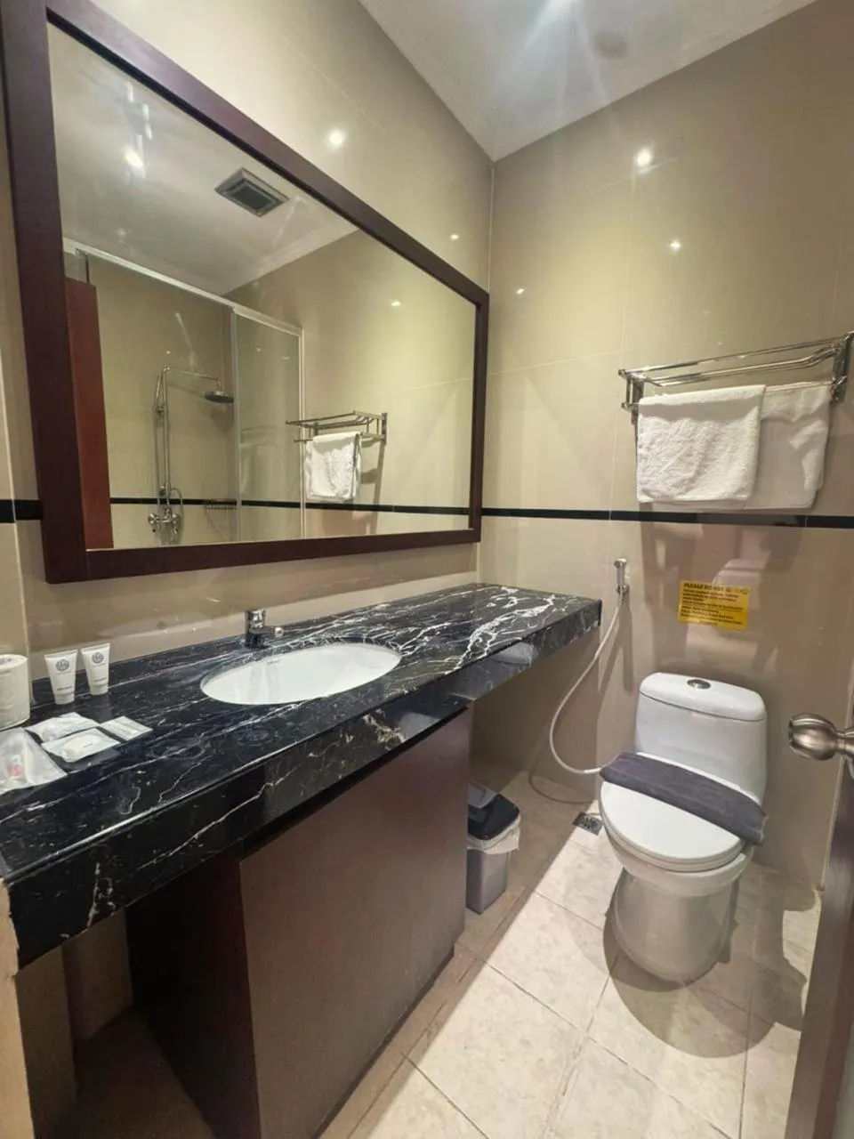 Toilet in Kuta Town House Apartments