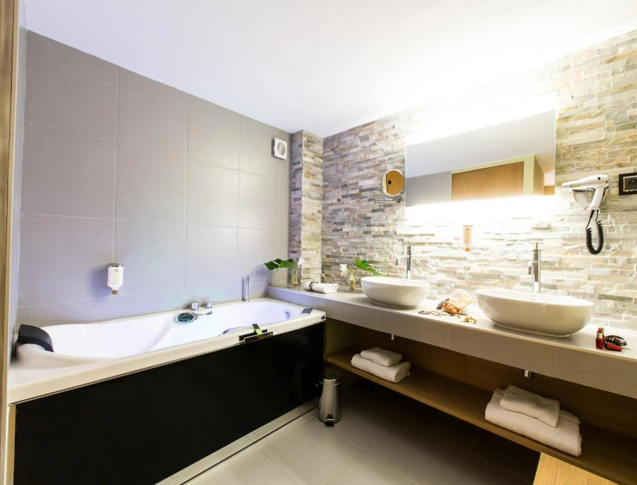 Bathroom in Hôtel Spa Marotte