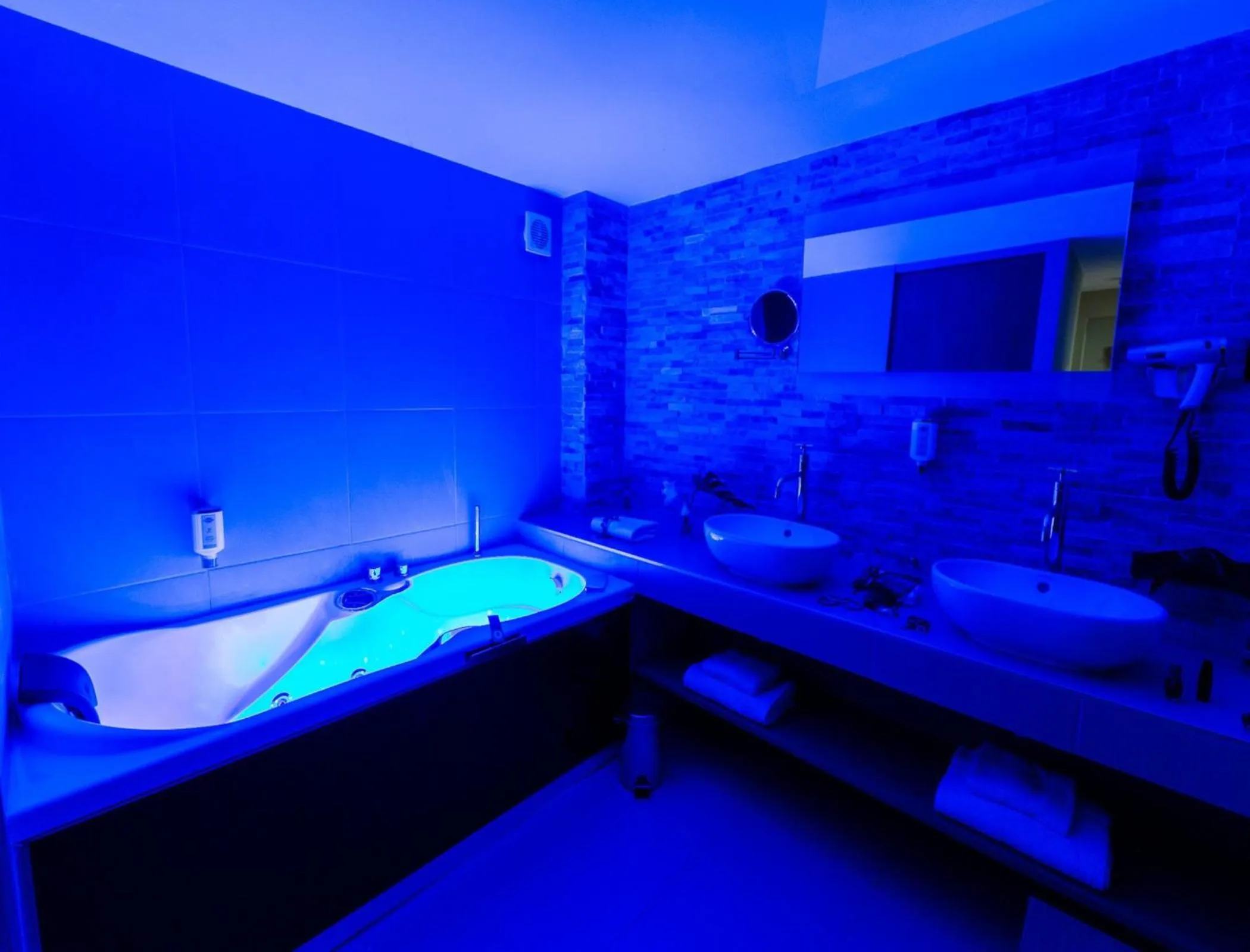 Bathroom, Bed in Hôtel Spa Marotte