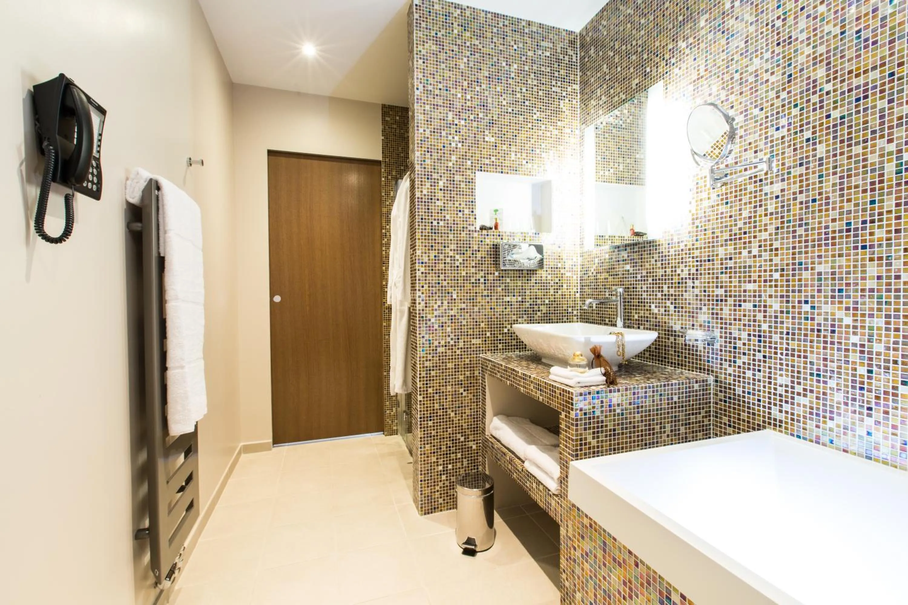 Bathroom, Bed in Hôtel Spa Marotte