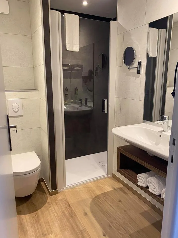 Shower in Hotel Europa