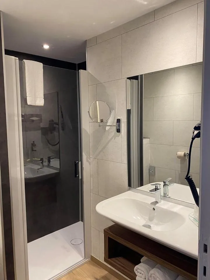 Shower in Hotel Europa