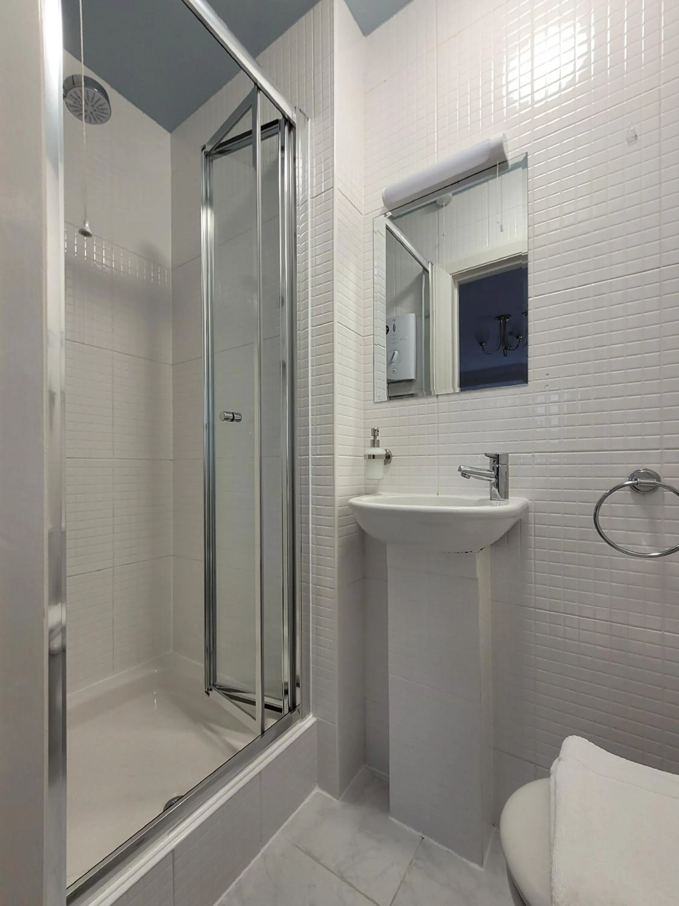 Shower in Cornerways Guest House