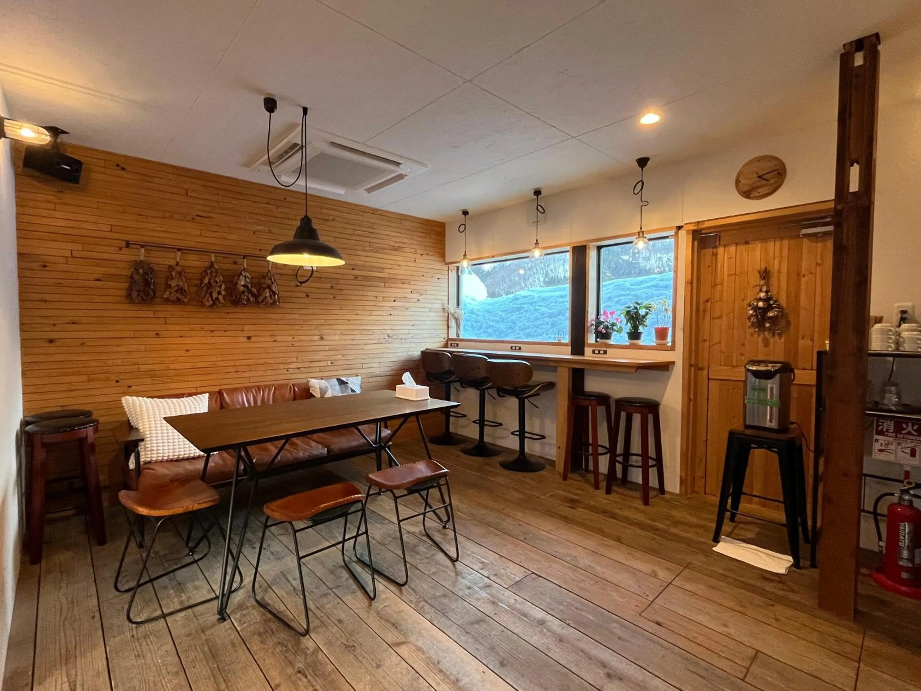 Communal lounge/ TV room in GuestHouse Shirakawa-Go INN