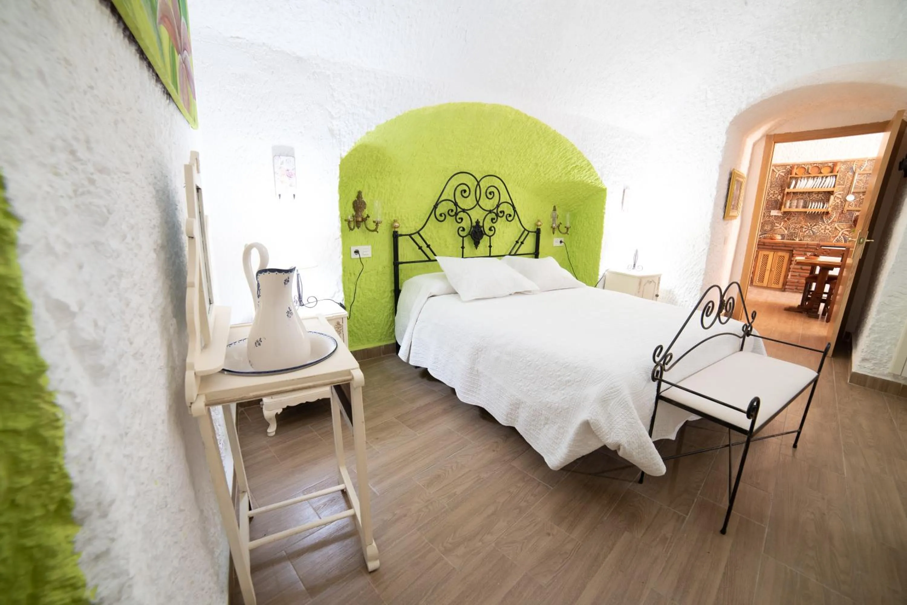 Photo of the whole room, Bed in Cuevas Cortijo Gachas