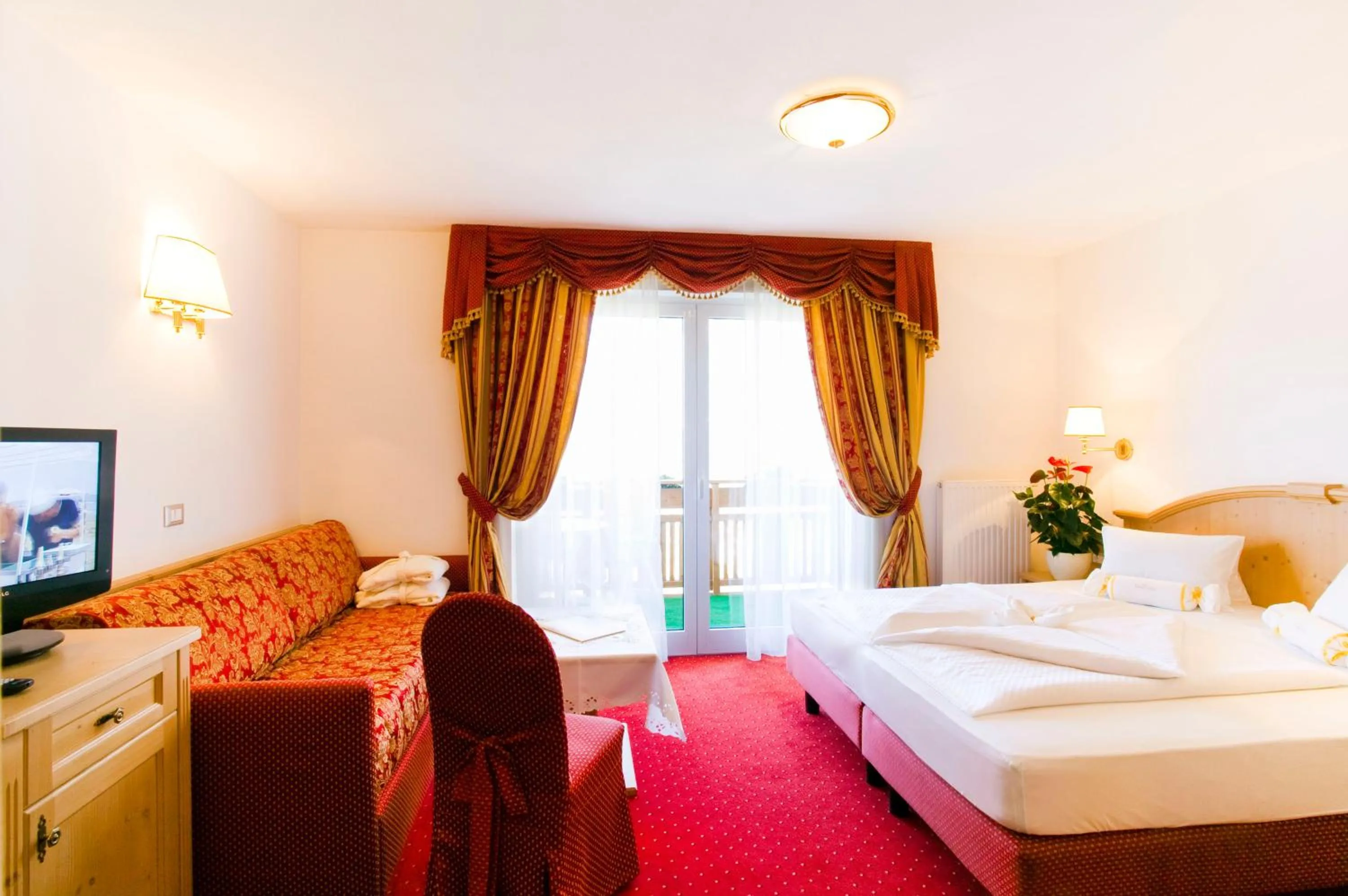 Photo of the whole room, Bed in Adults only Hotel Grafenstein