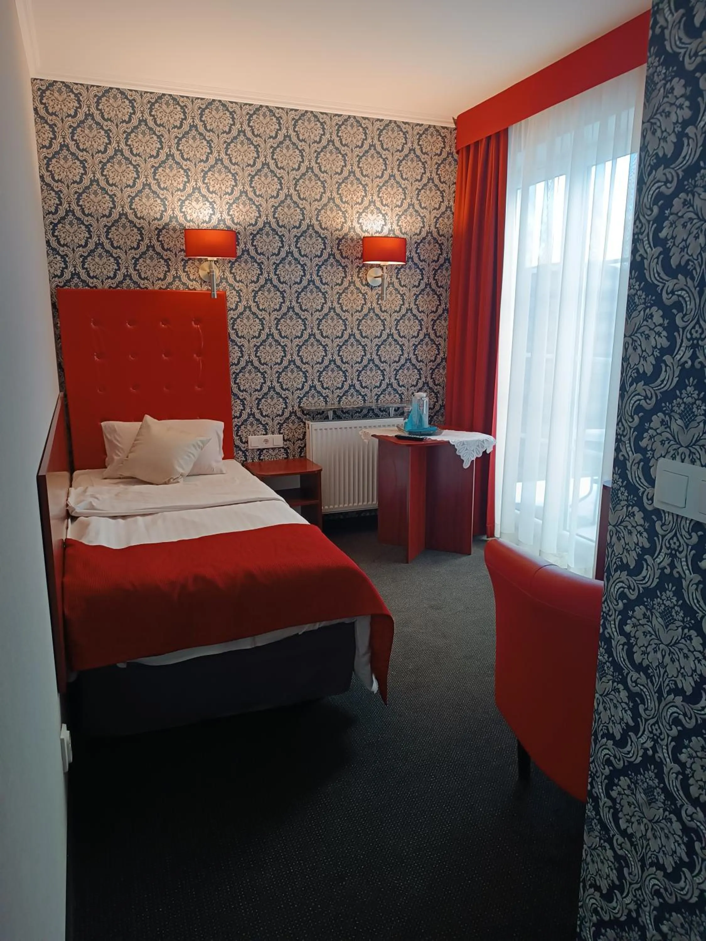 Balcony/Terrace, Bed in Amigo Hotel