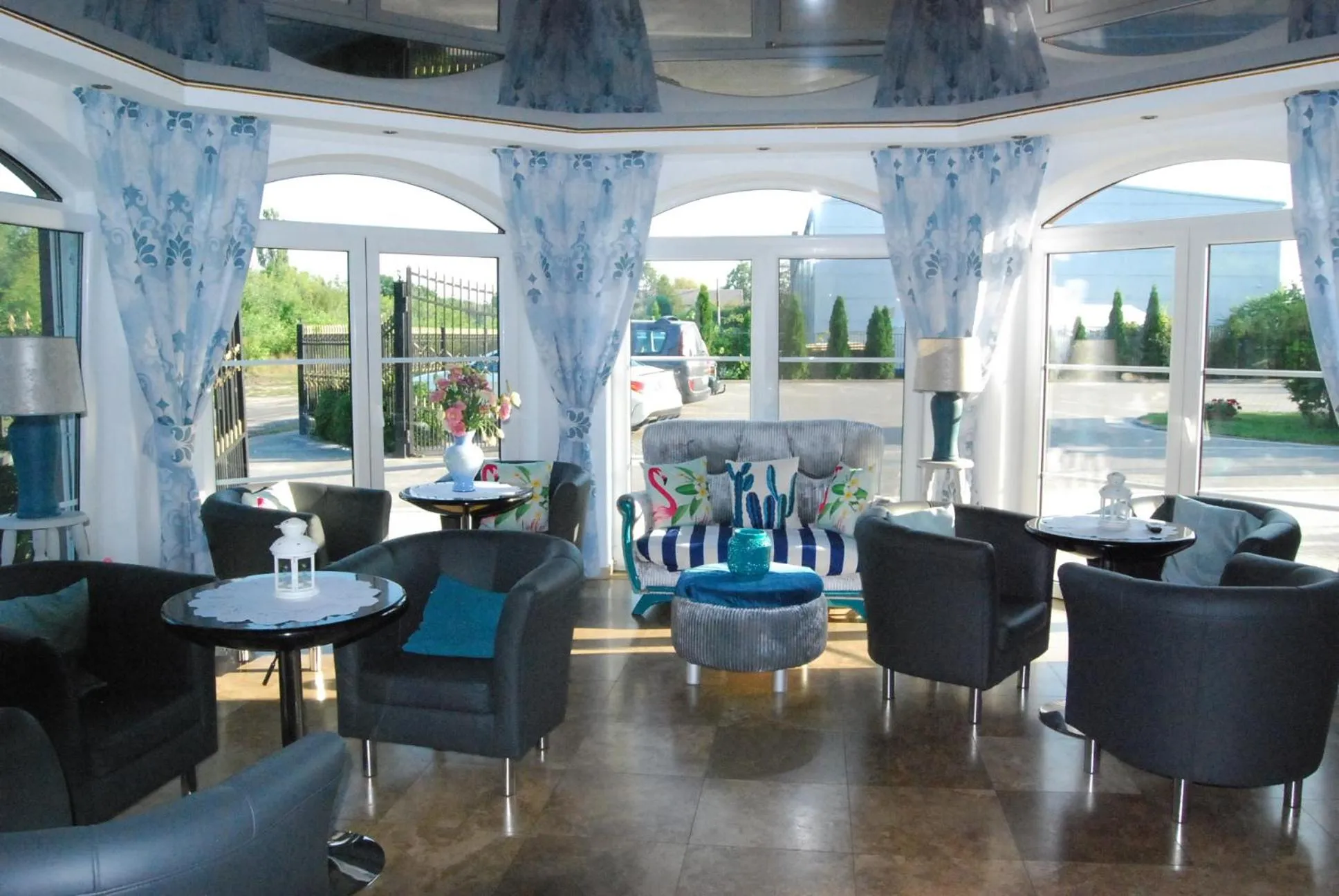 Restaurant/places to eat in Amigo Hotel