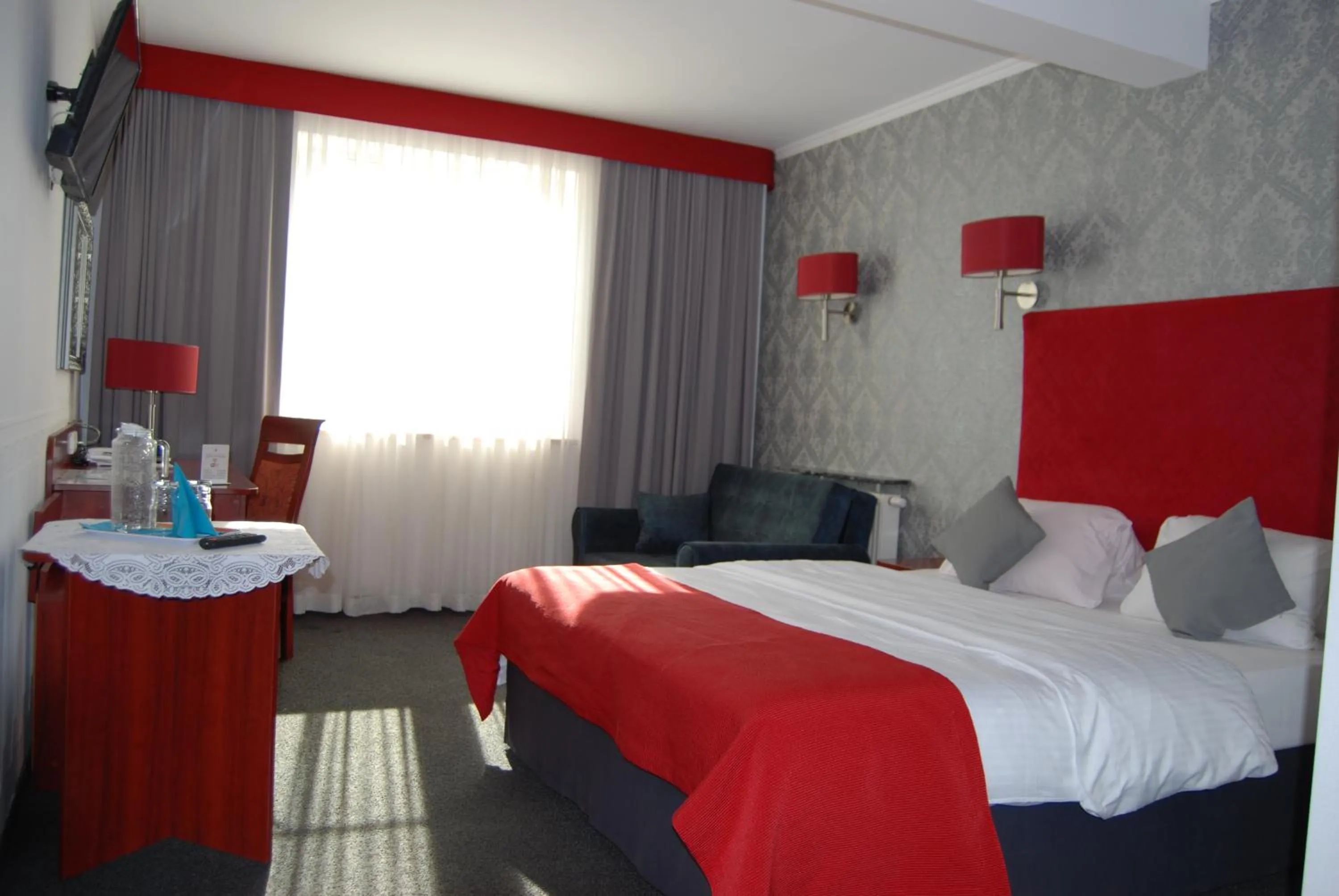Photo of the whole room, Bed in Amigo Hotel