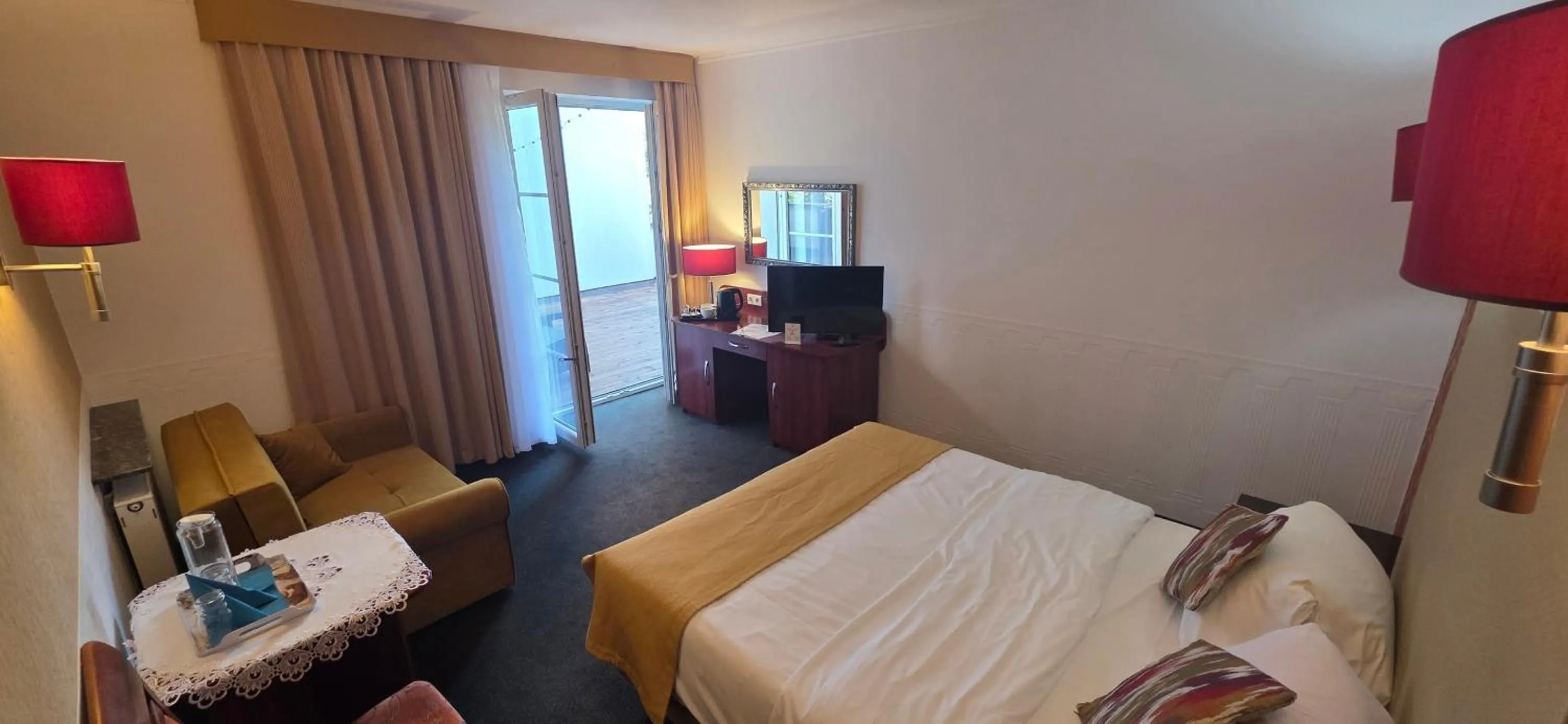 Property building, Bed in Amigo Hotel