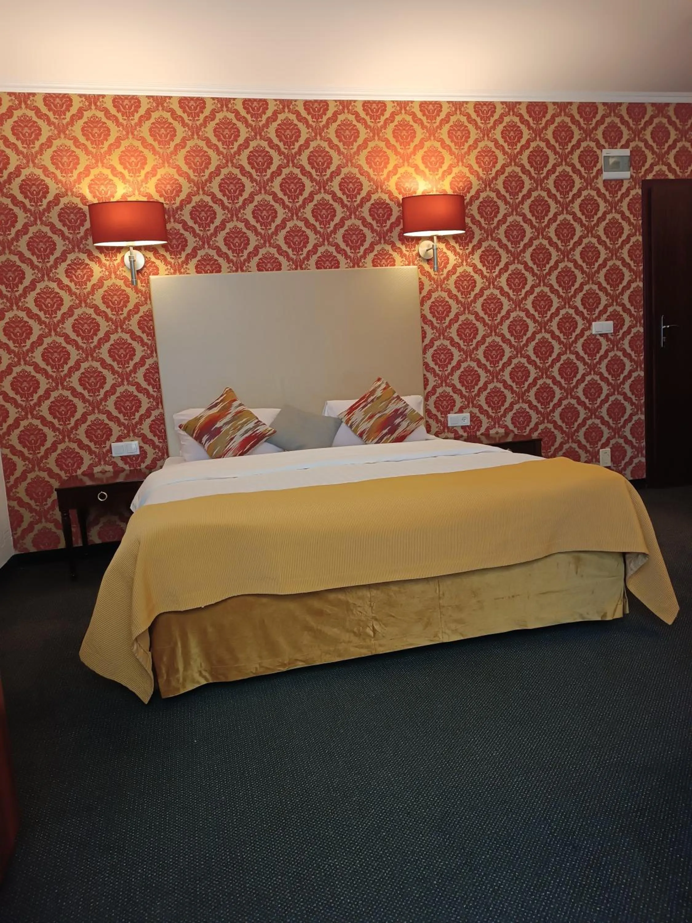 Property building, Bed in Amigo Hotel