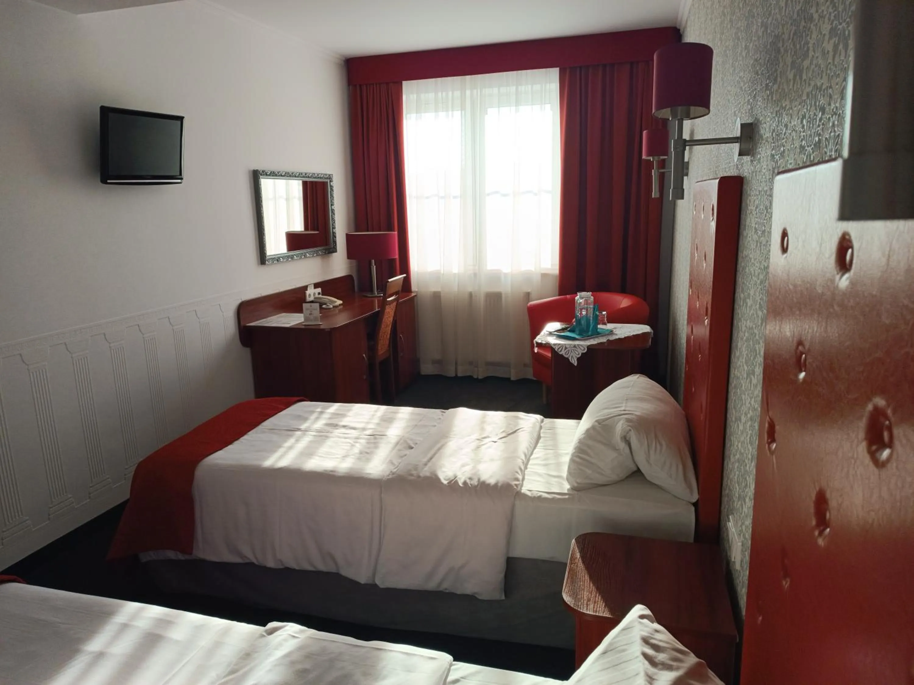 Property building, Bed in Amigo Hotel