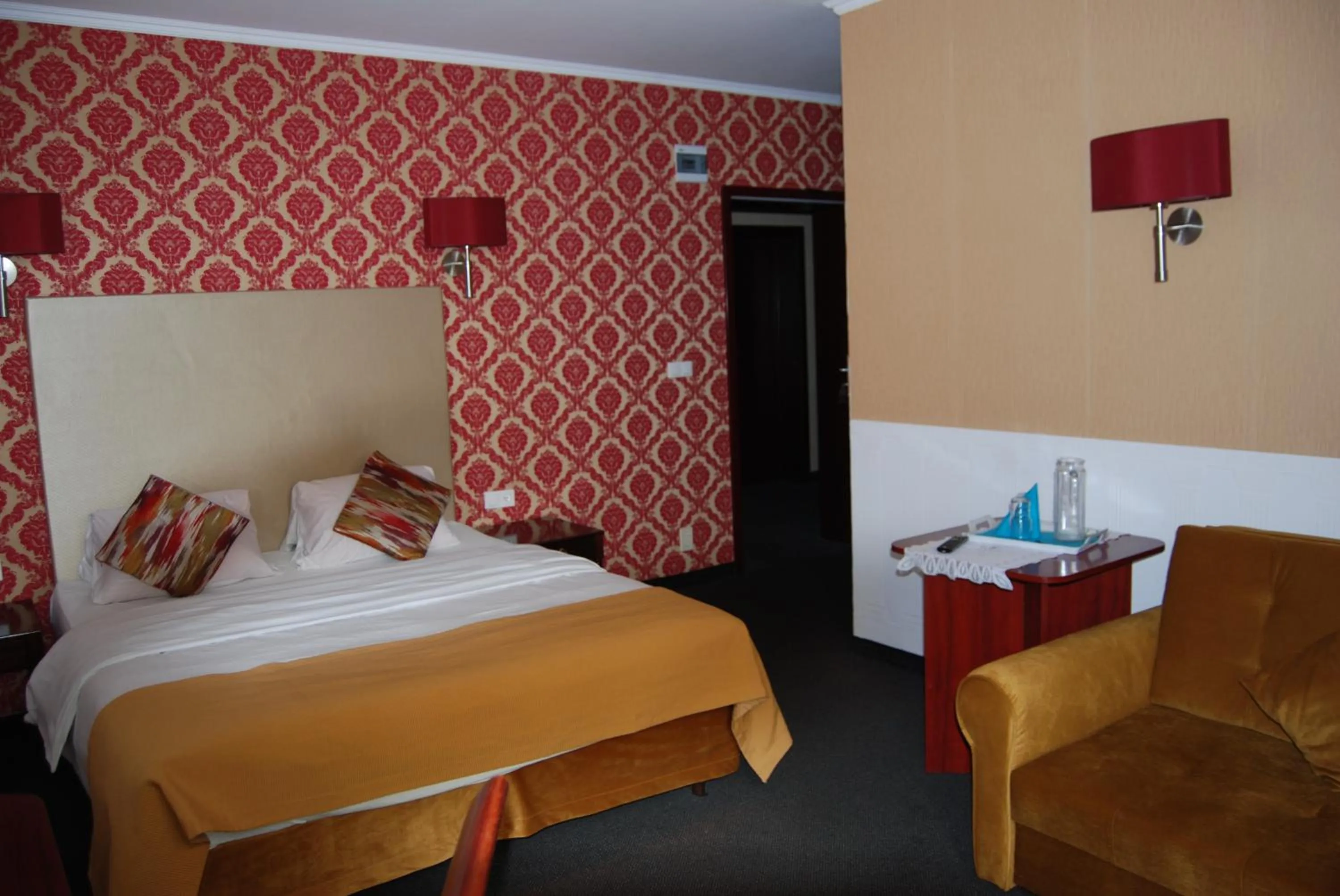 Photo of the whole room, Bed in Amigo Hotel