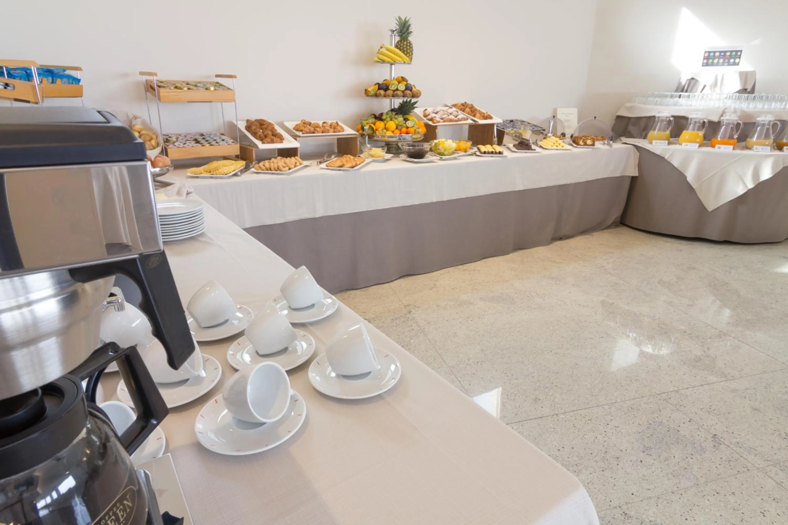 Buffet breakfast in Hotel Meridiano