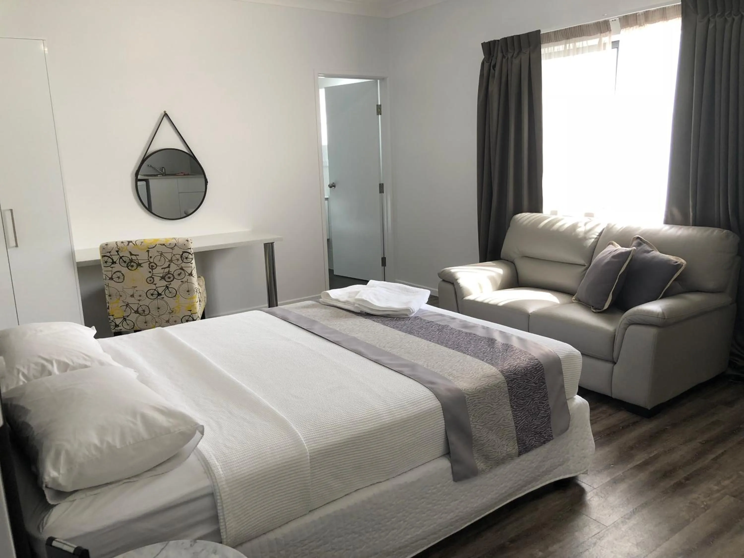 Seating area, Bed in Escape On Lake