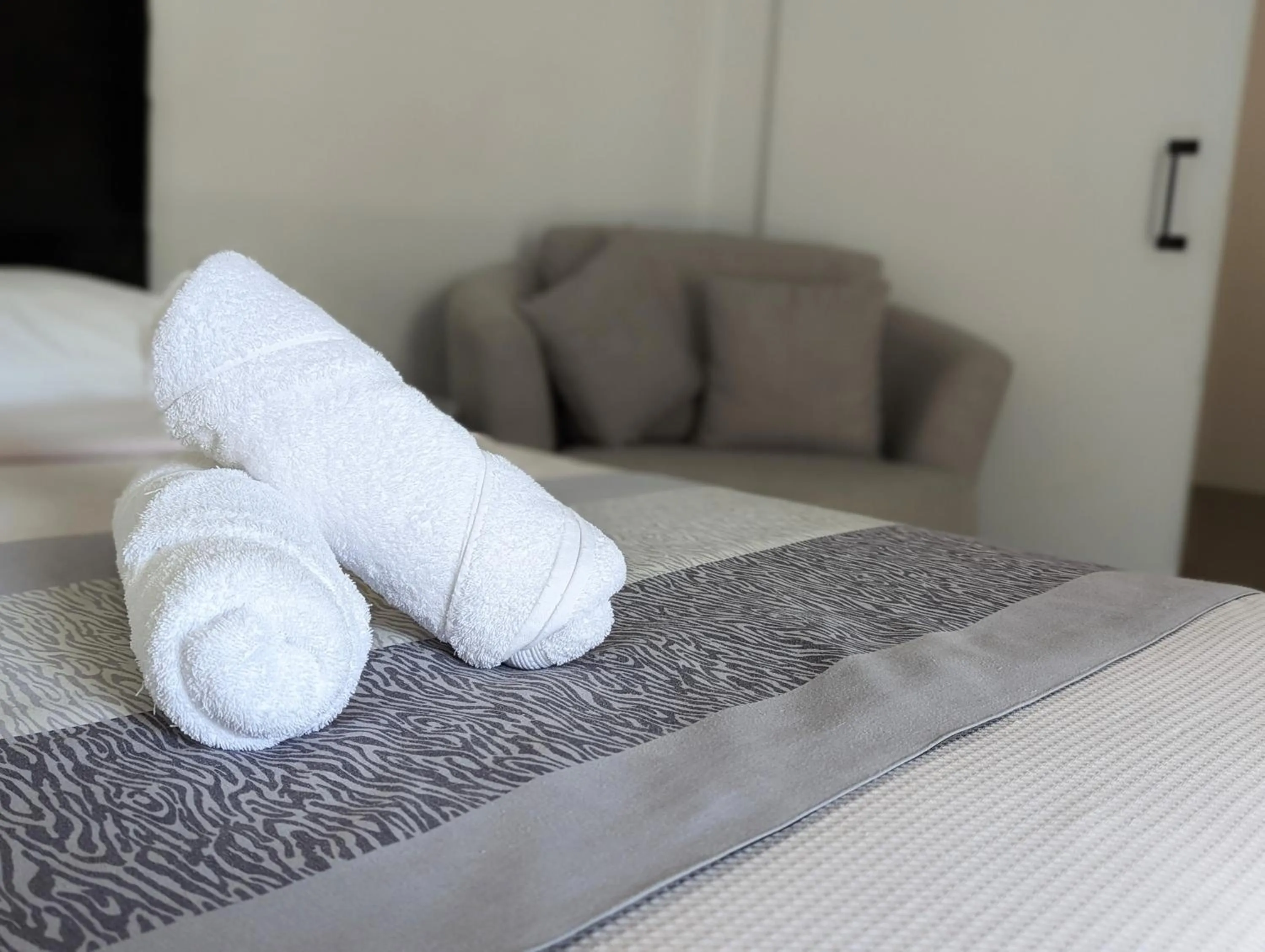 Bedroom, Bed in Escape On Lake