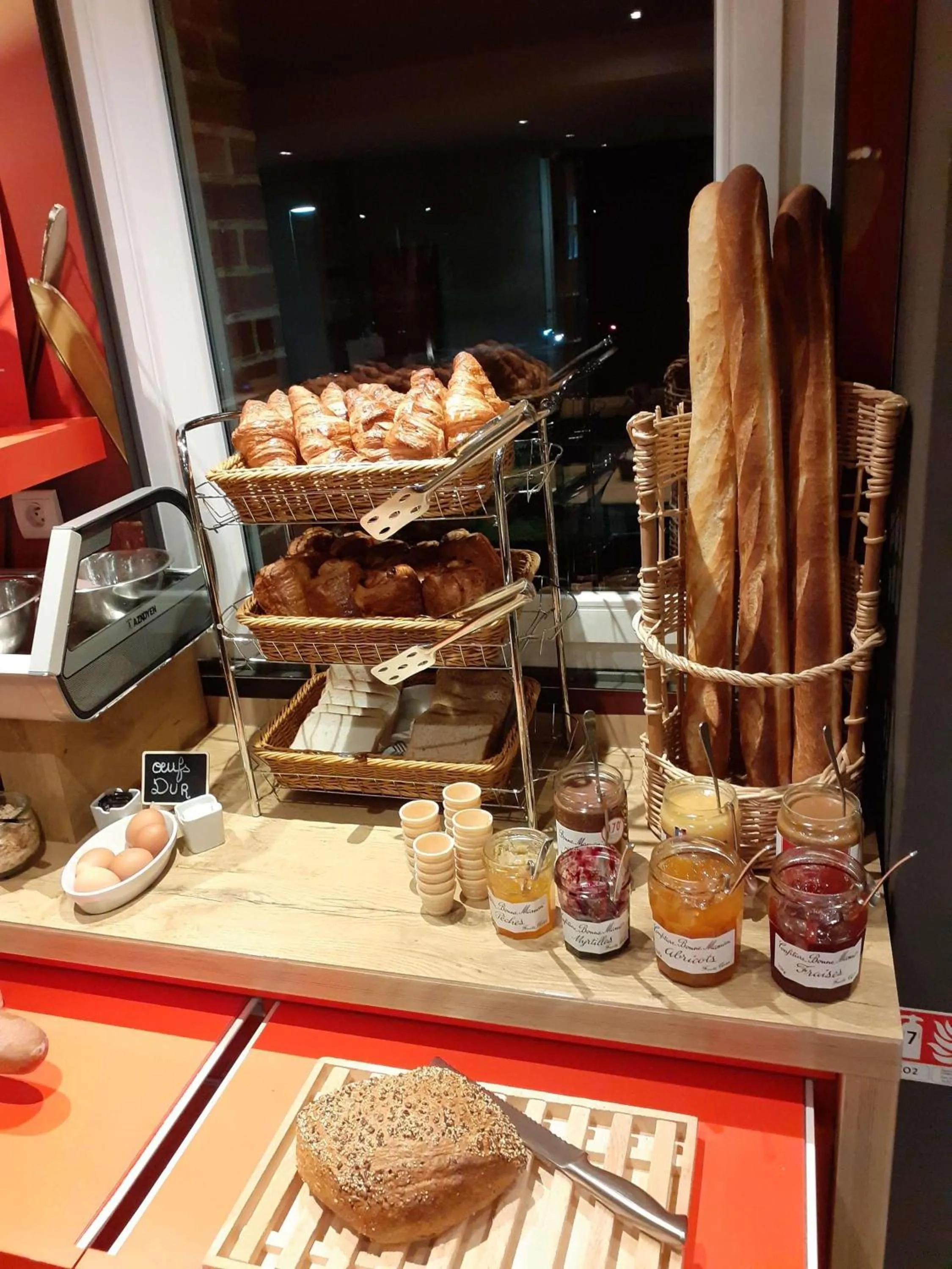 Breakfast in ibis les Etangs des Moines