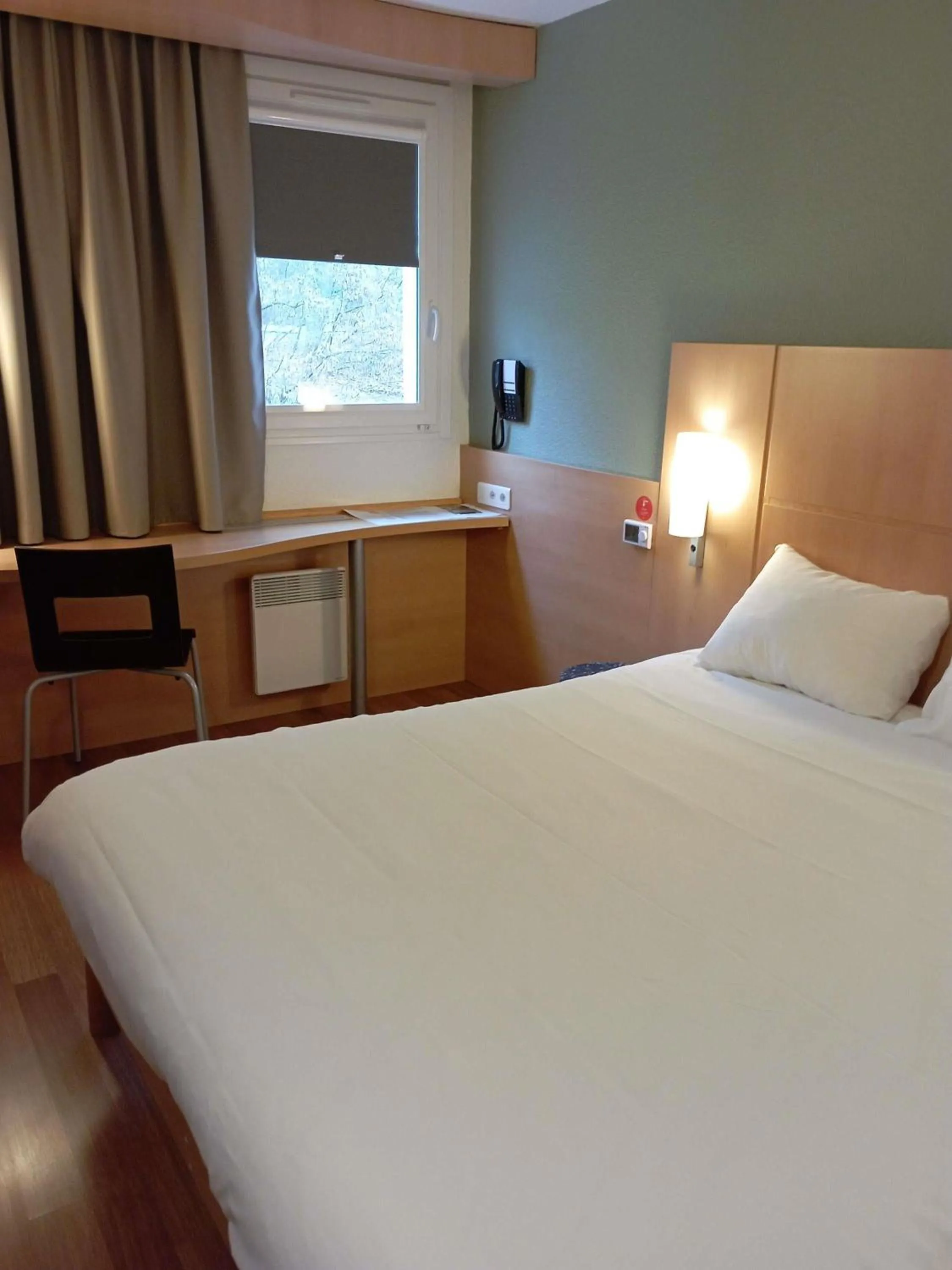 Bedroom, Bed in ibis les Etangs des Moines