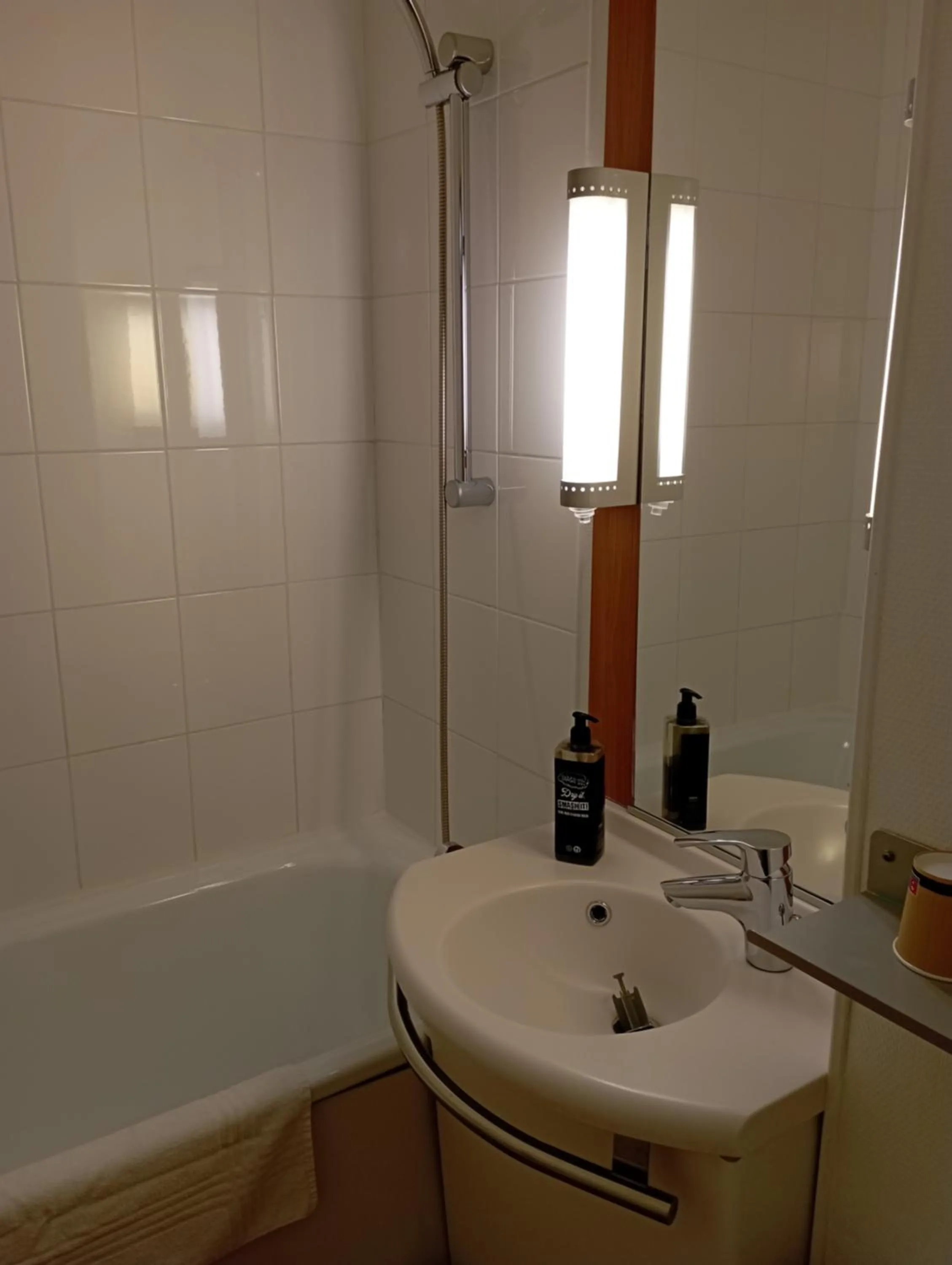 Bathroom in ibis les Etangs des Moines