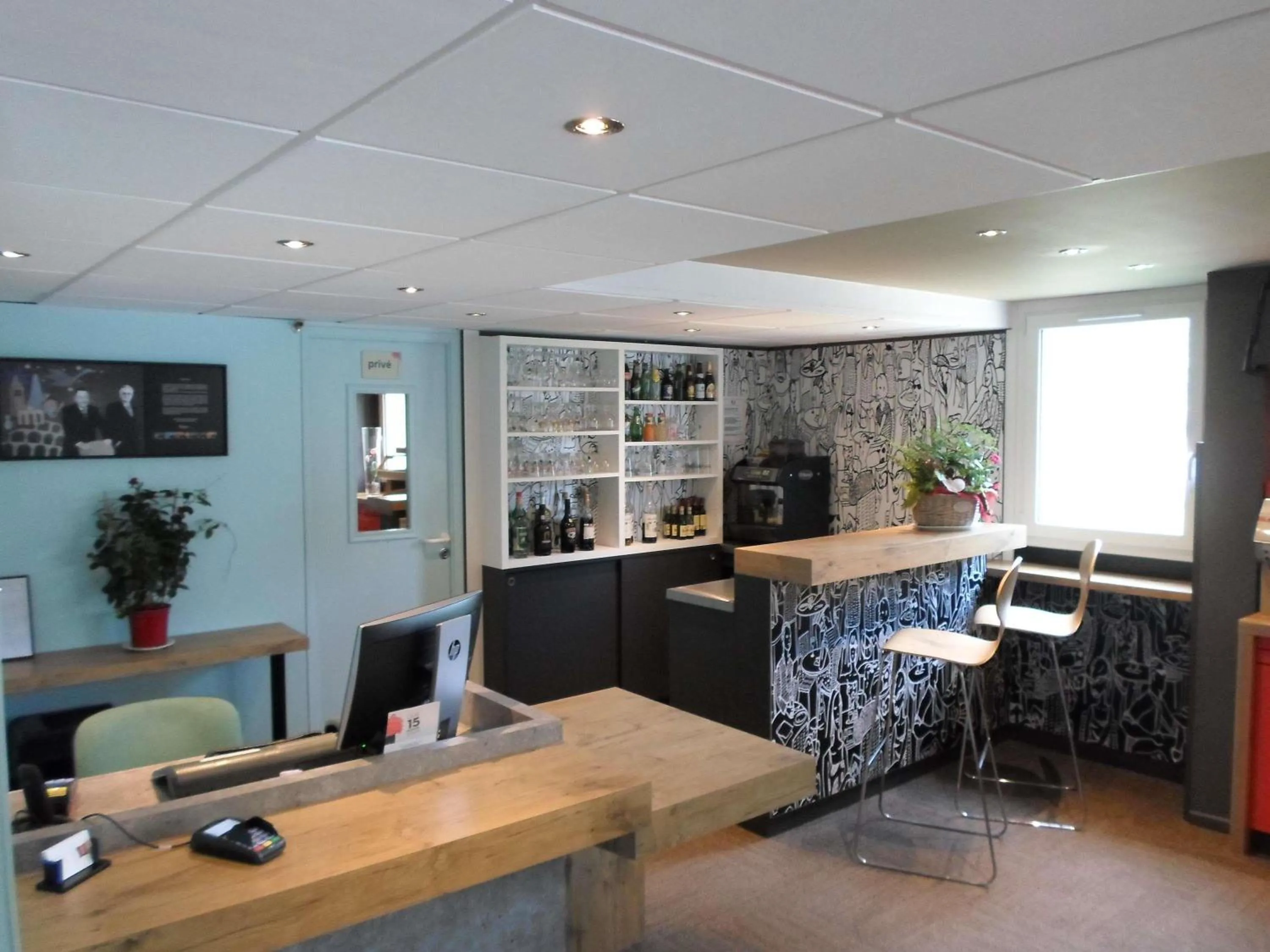 Lounge or bar in ibis les Etangs des Moines