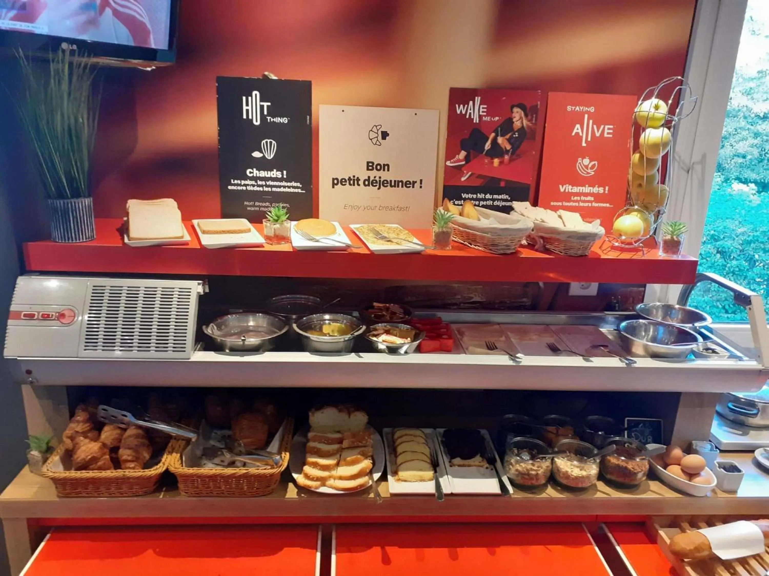 Breakfast in ibis les Etangs des Moines