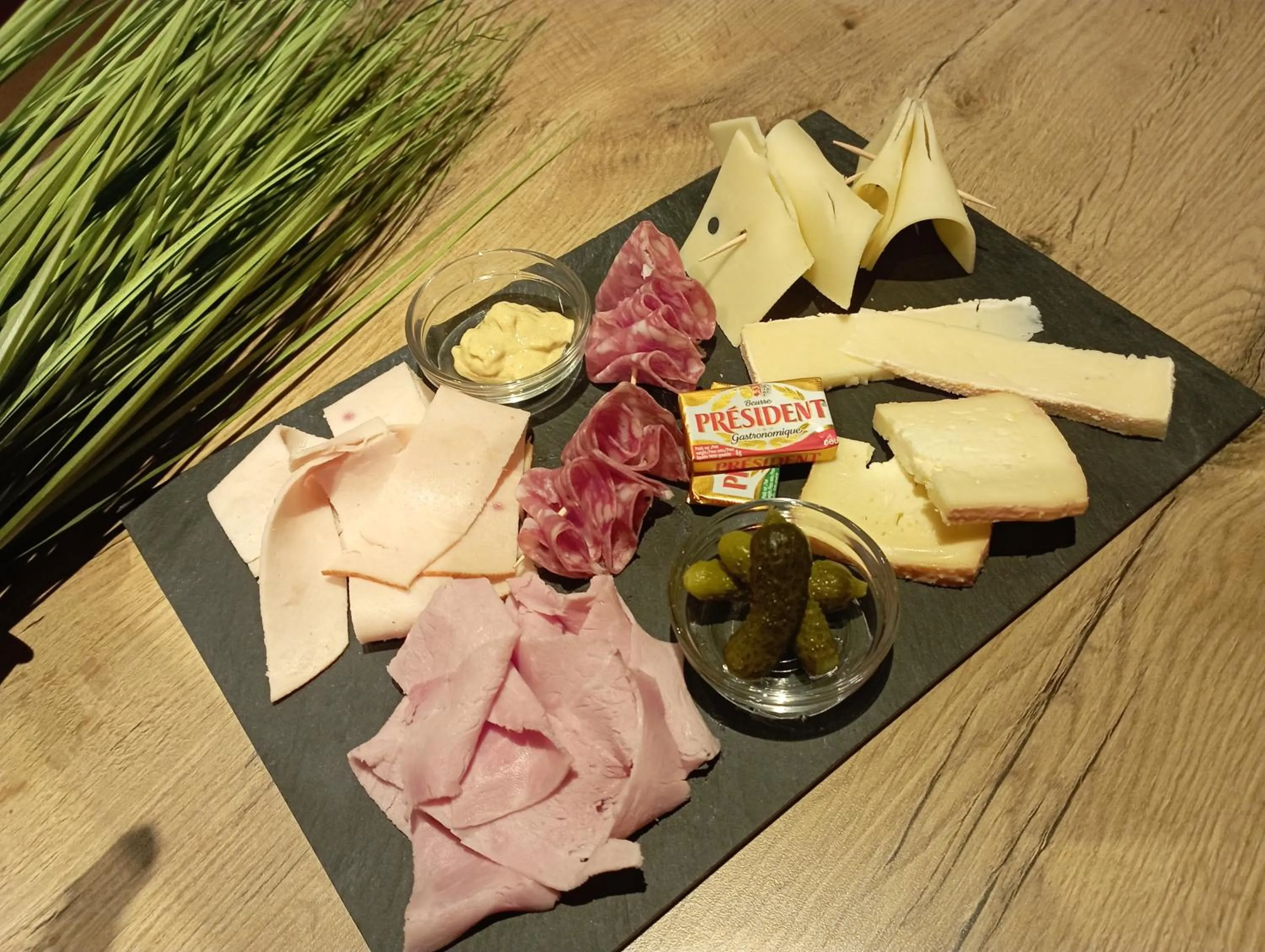 Restaurant/places to eat in ibis les Etangs des Moines