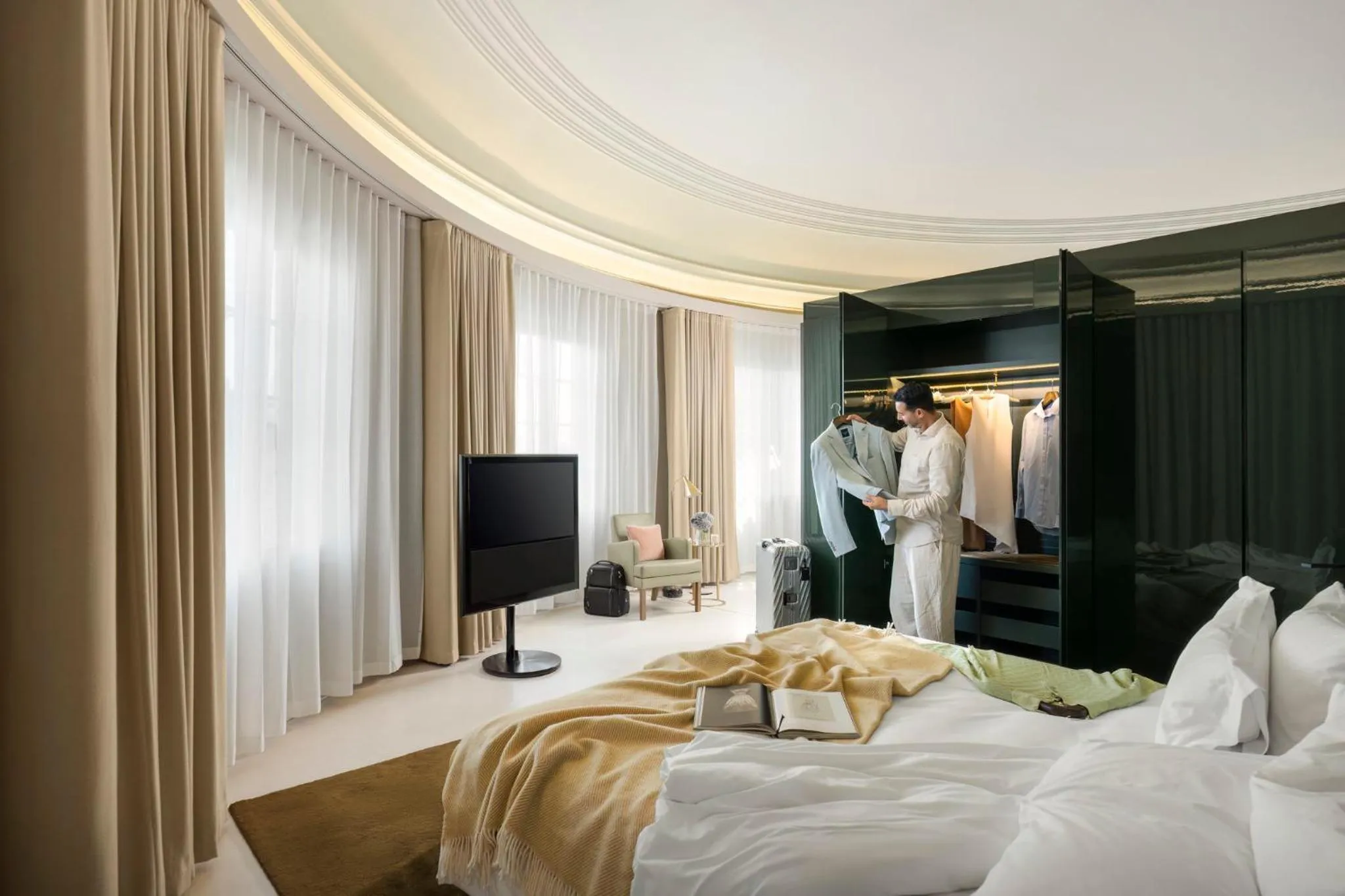 Photo of the whole room, Bed in Hotel Cafe Royal