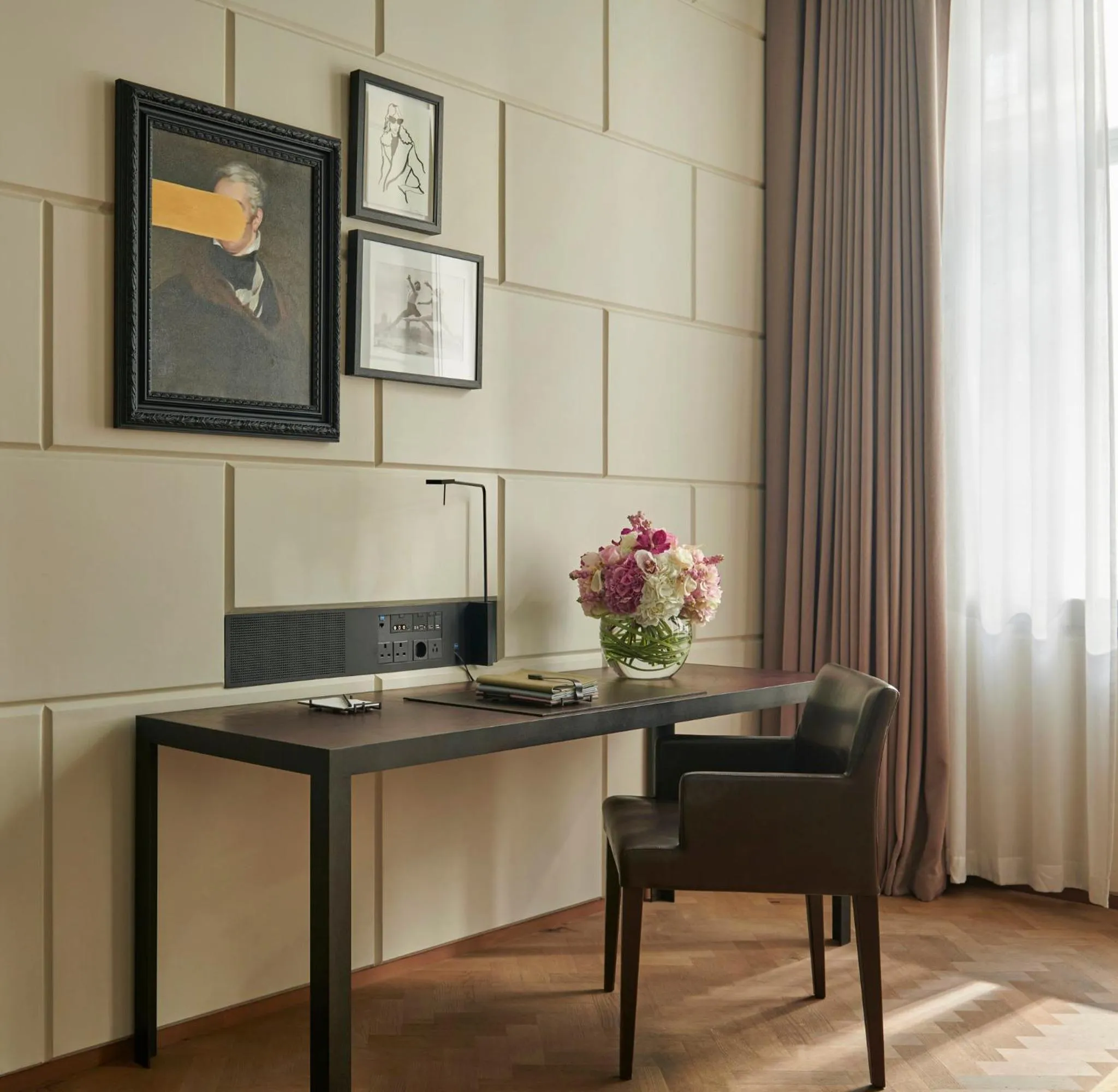 Restaurant/places to eat in Hotel Cafe Royal