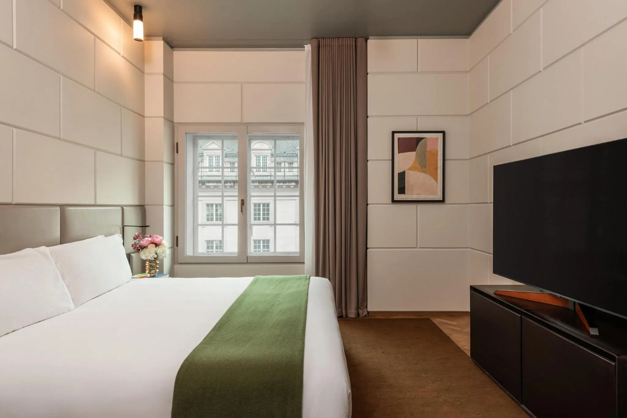 Photo of the whole room, Bed in Hotel Cafe Royal