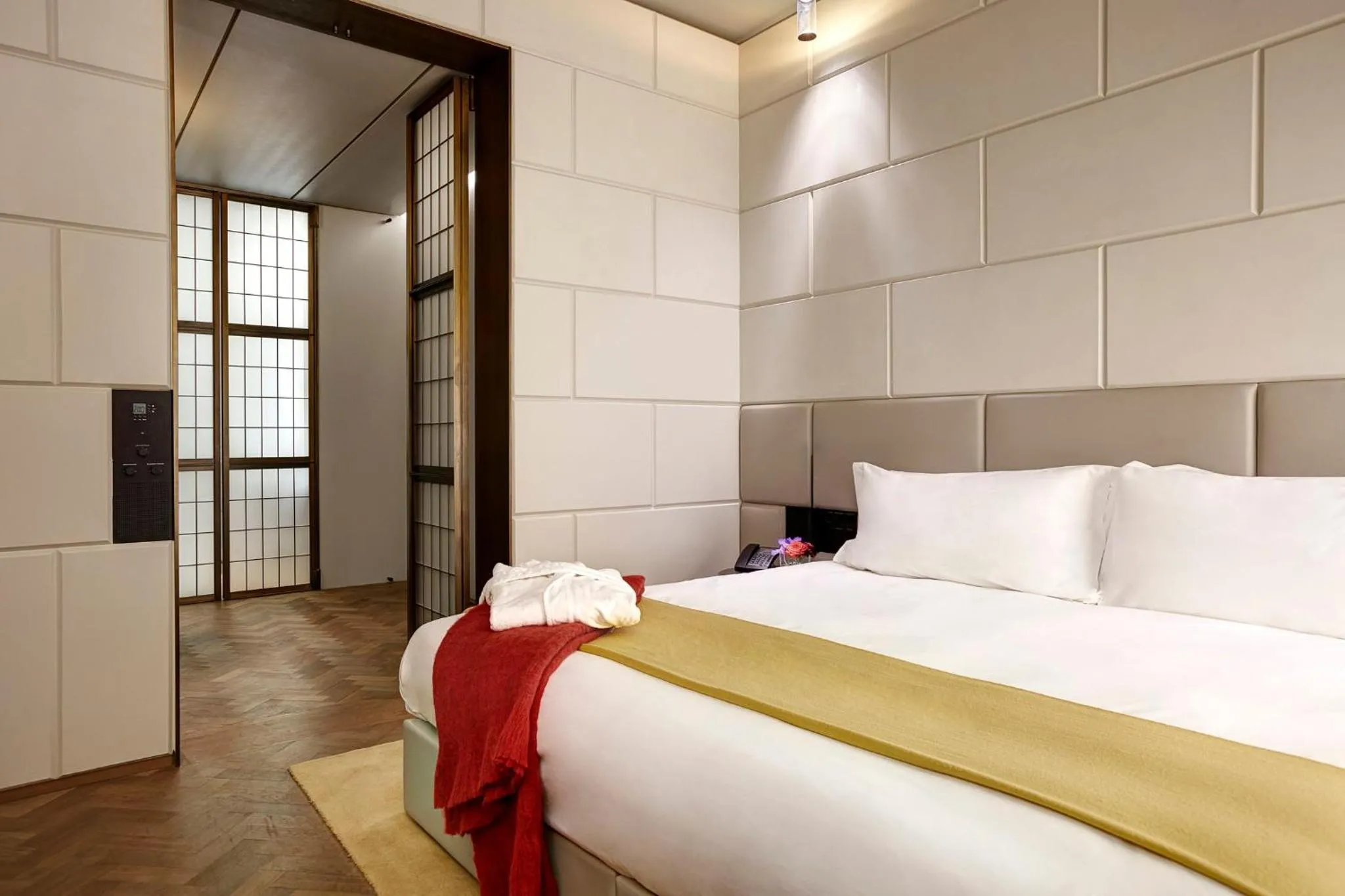 Photo of the whole room, Bed in Hotel Cafe Royal