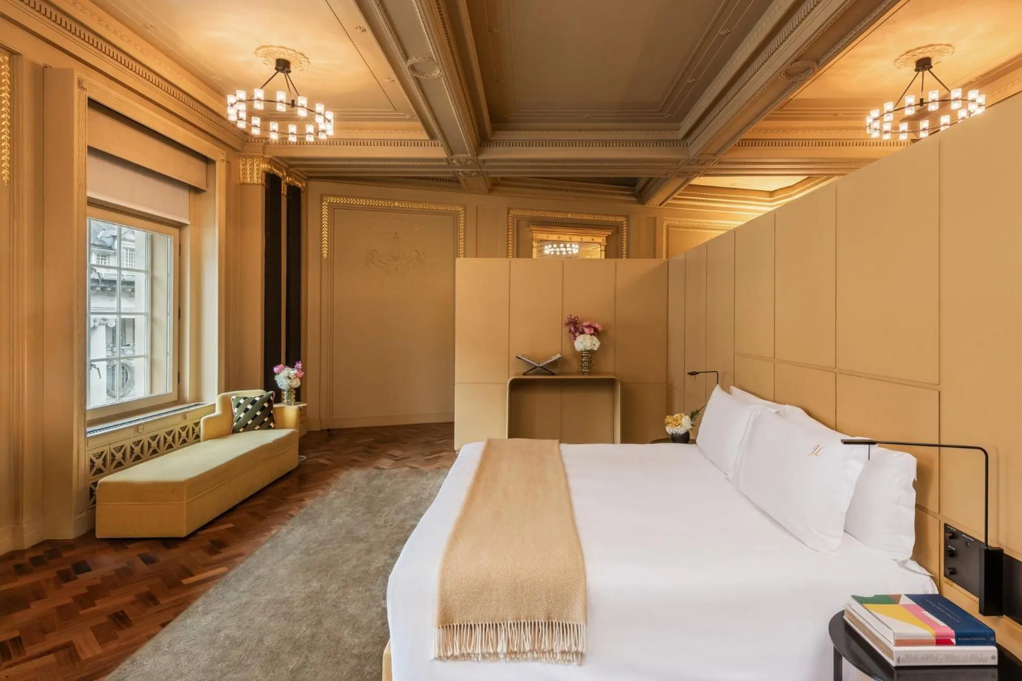 Photo of the whole room, Bed in Hotel Cafe Royal