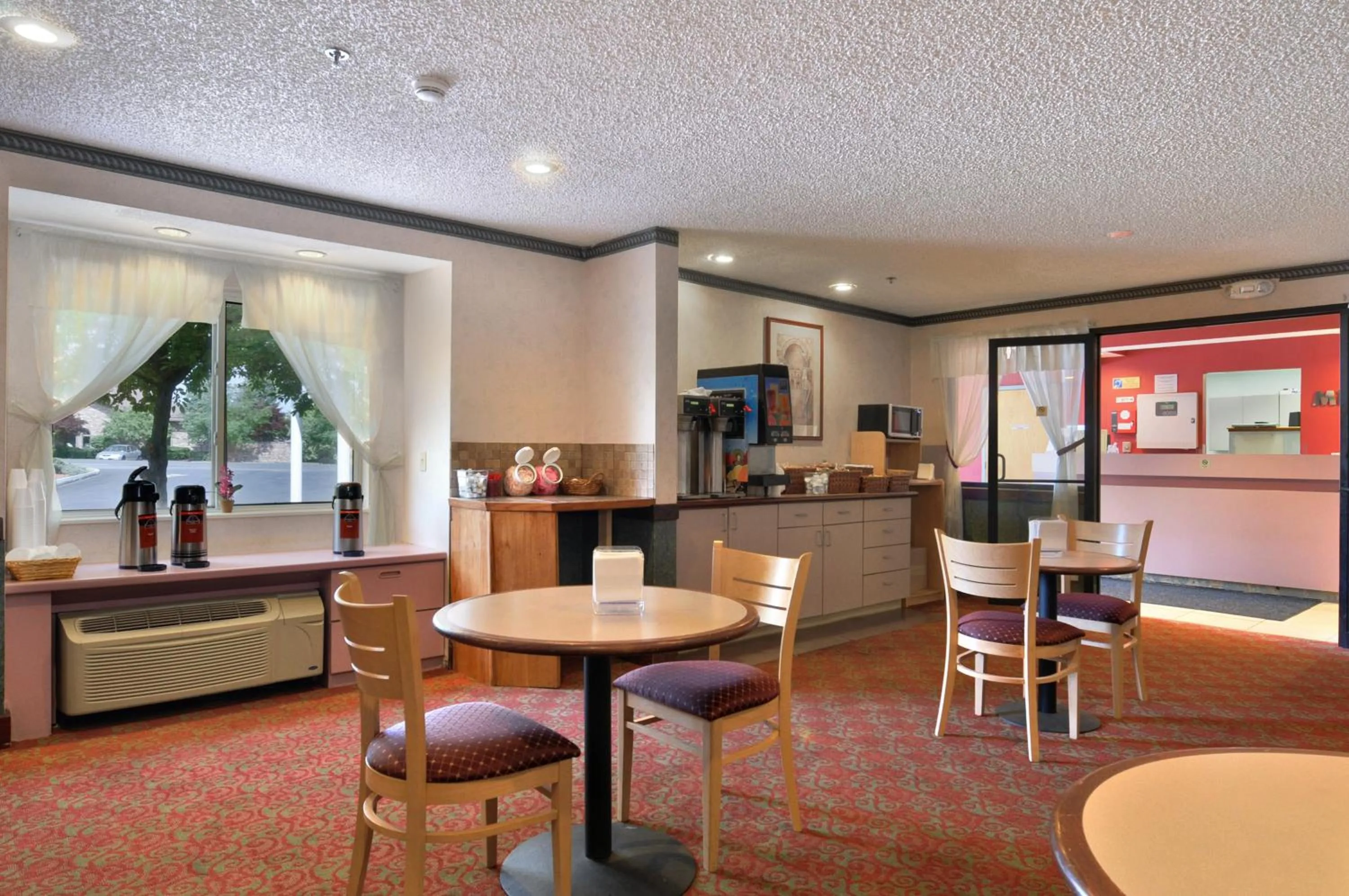 Restaurant/places to eat in Americas Best Value Inn - East Syracuse