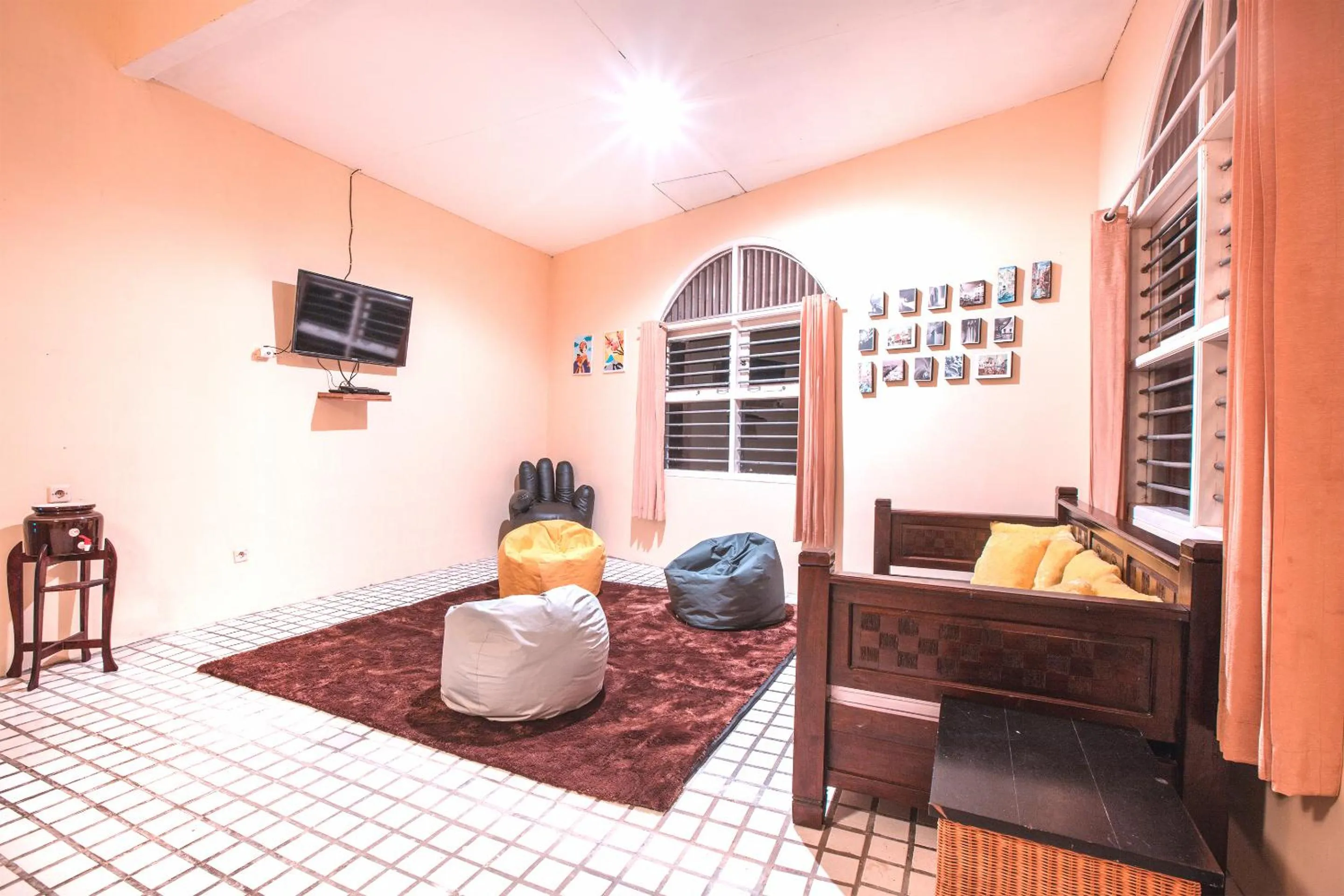 Communal lounge/ TV room in d'Oasis Mountain Resort