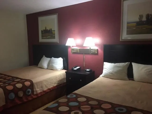 Photo of the whole room, Bed in Super 8 by Wyndham New Castle