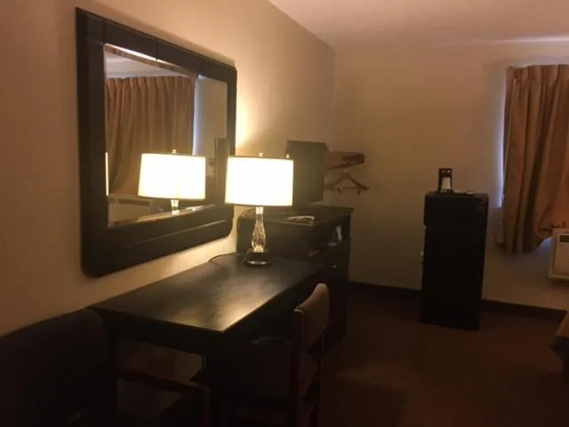Photo of the whole room, Bed in Super 8 by Wyndham New Castle