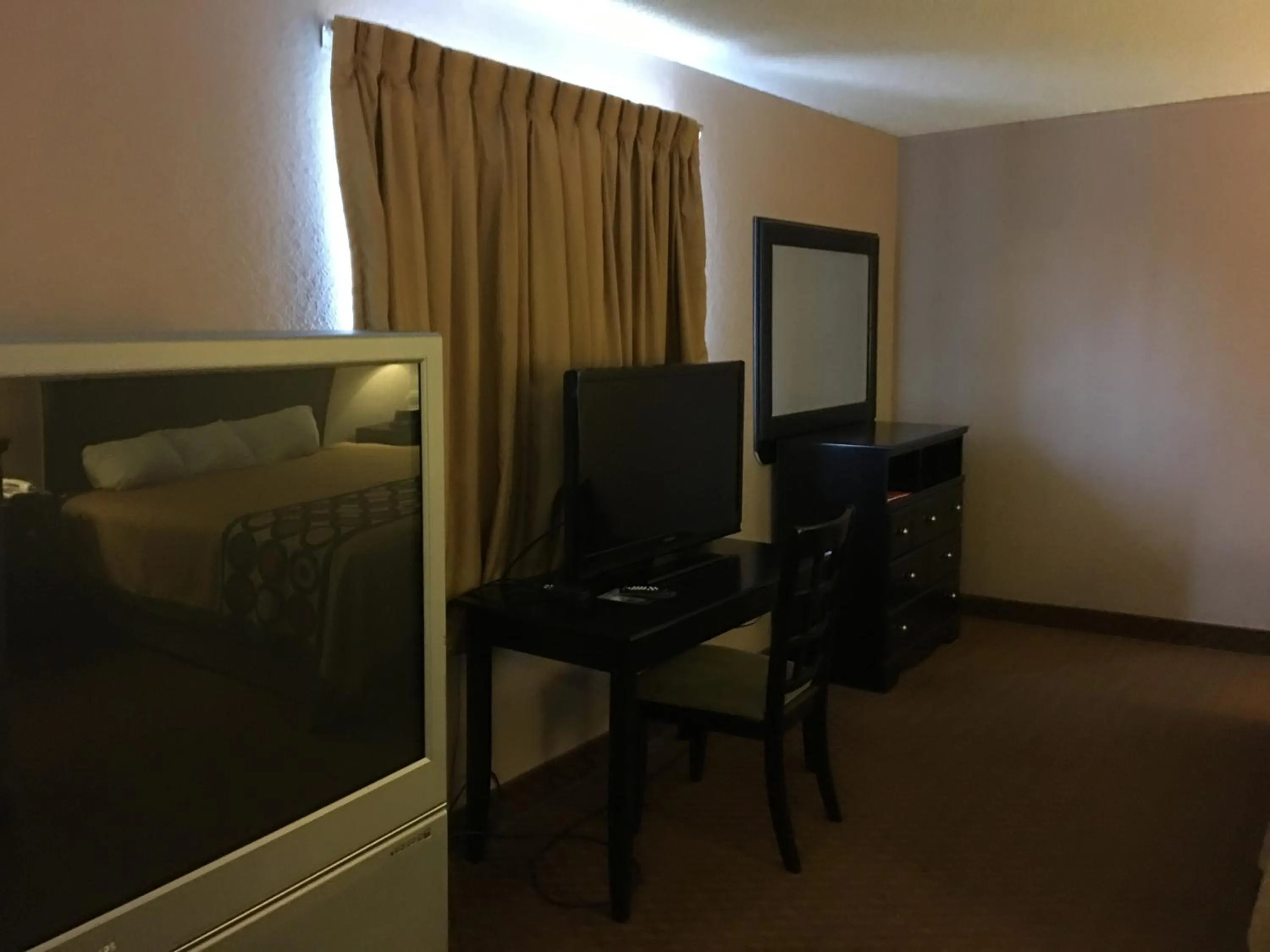 Photo of the whole room, Bed in Super 8 by Wyndham New Castle