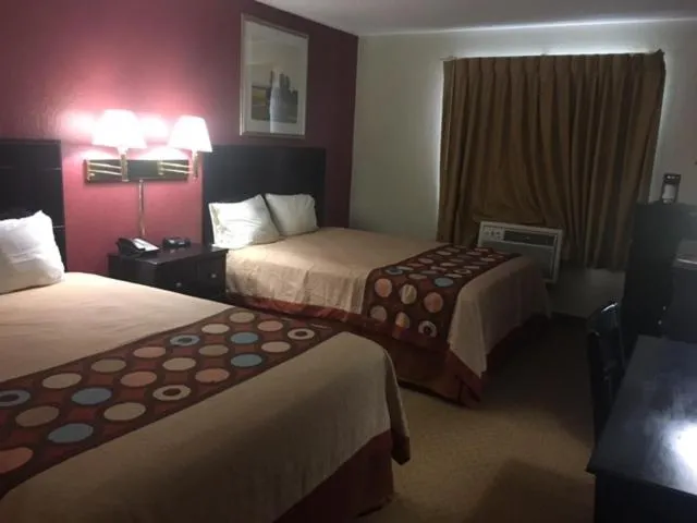 Photo of the whole room, Bed in Super 8 by Wyndham New Castle