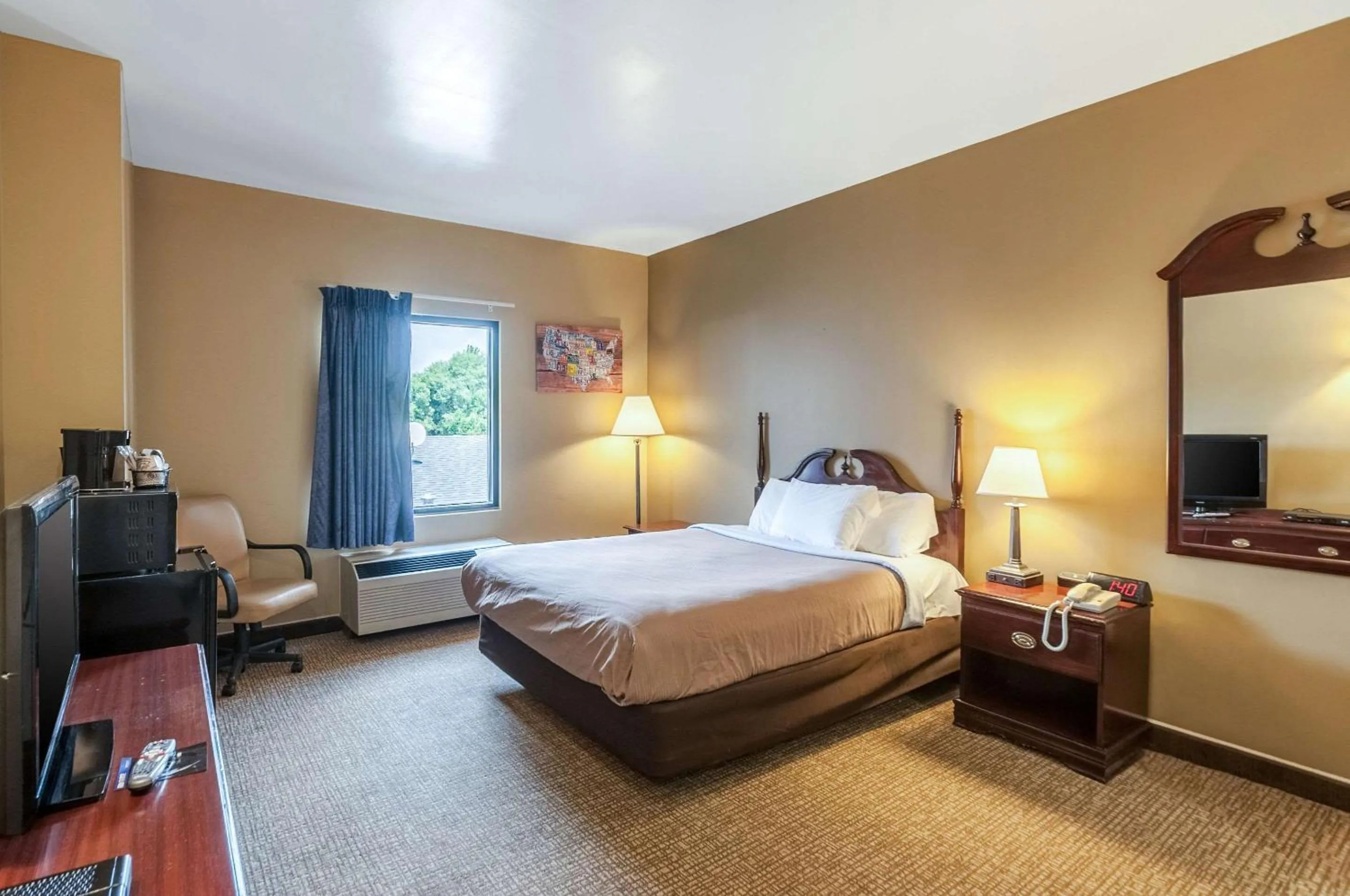 Bedroom, Bed in Econo Lodge Inn & Suites Middletown - Winchester South