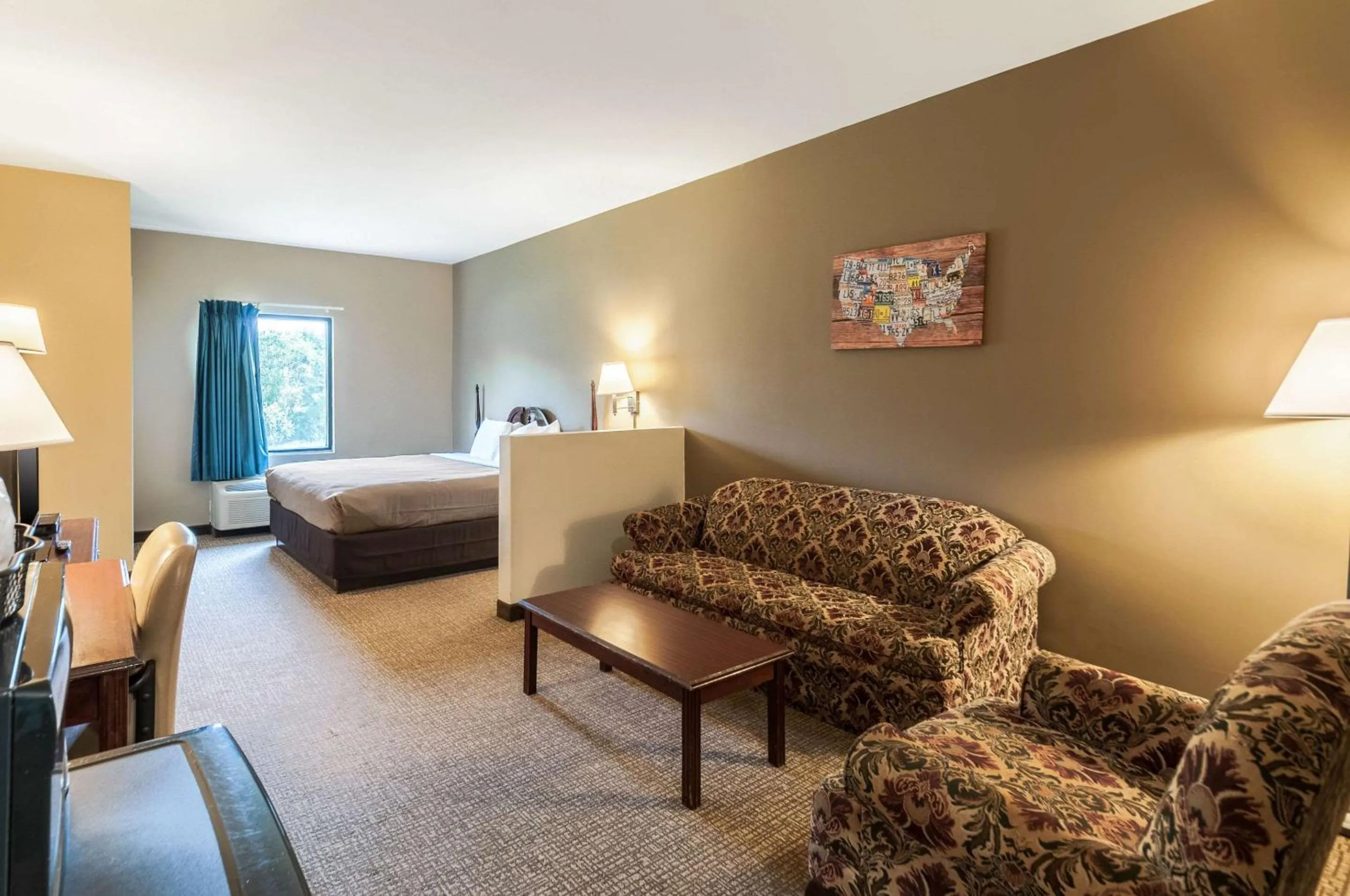 Bedroom in Econo Lodge Inn & Suites Middletown - Winchester South