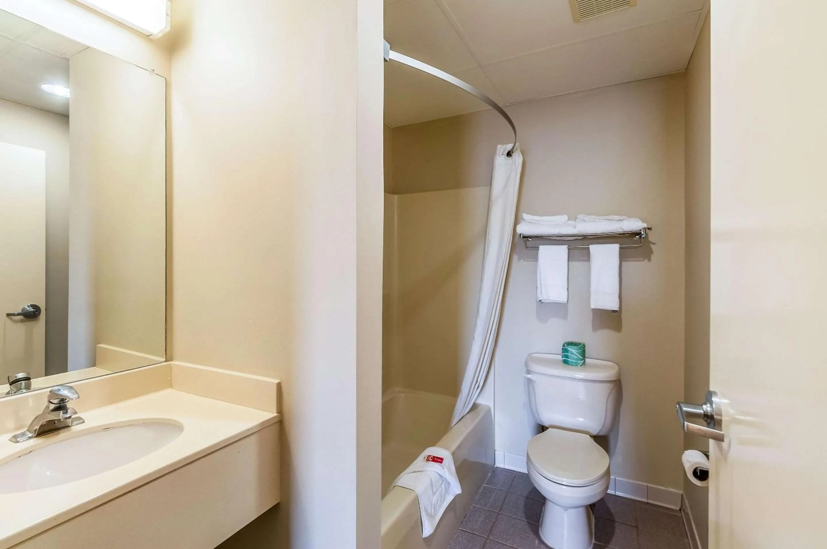 Bedroom in Econo Lodge Inn & Suites Middletown - Winchester South