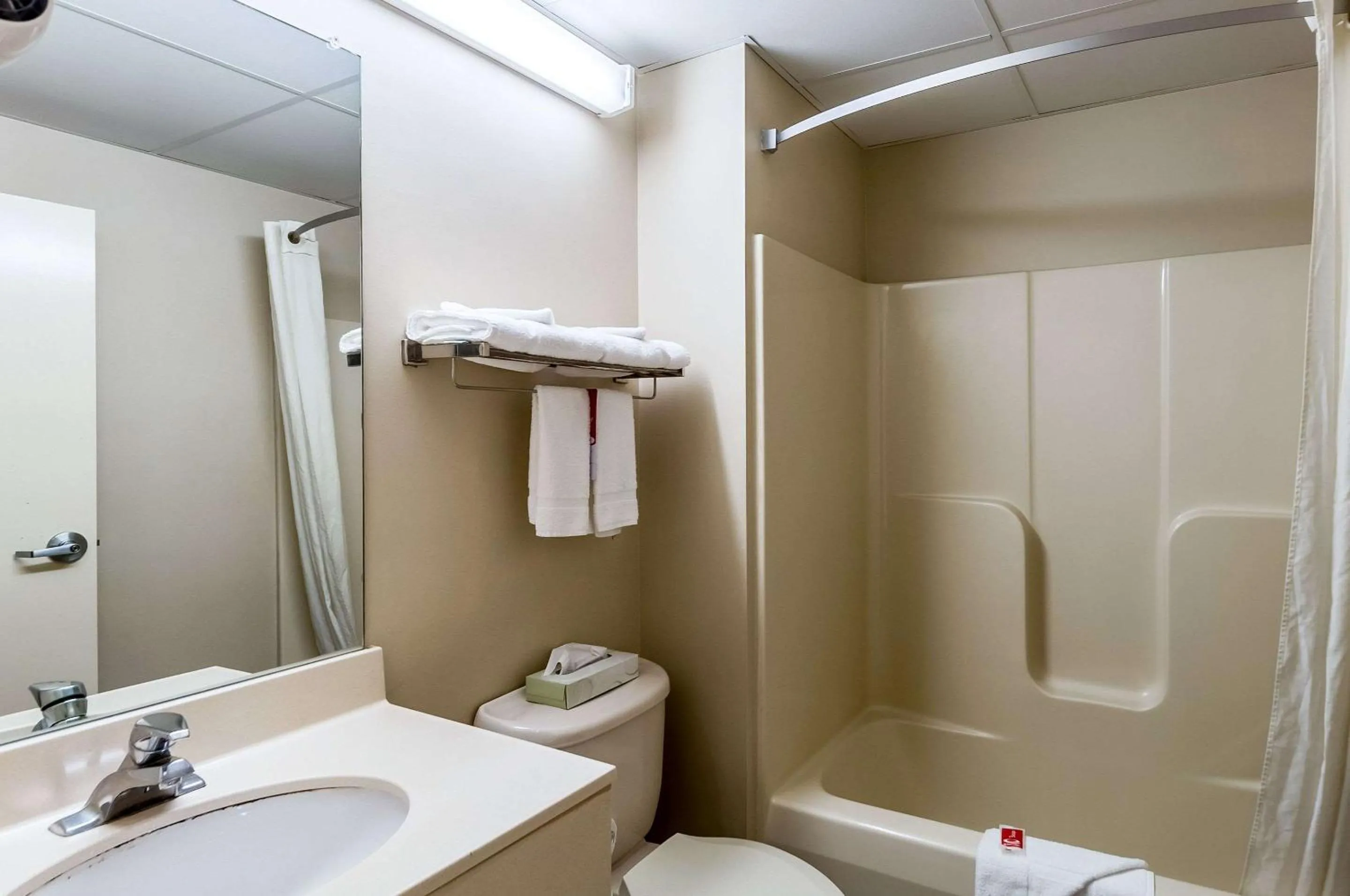 Bedroom in Econo Lodge Inn & Suites Middletown - Winchester South