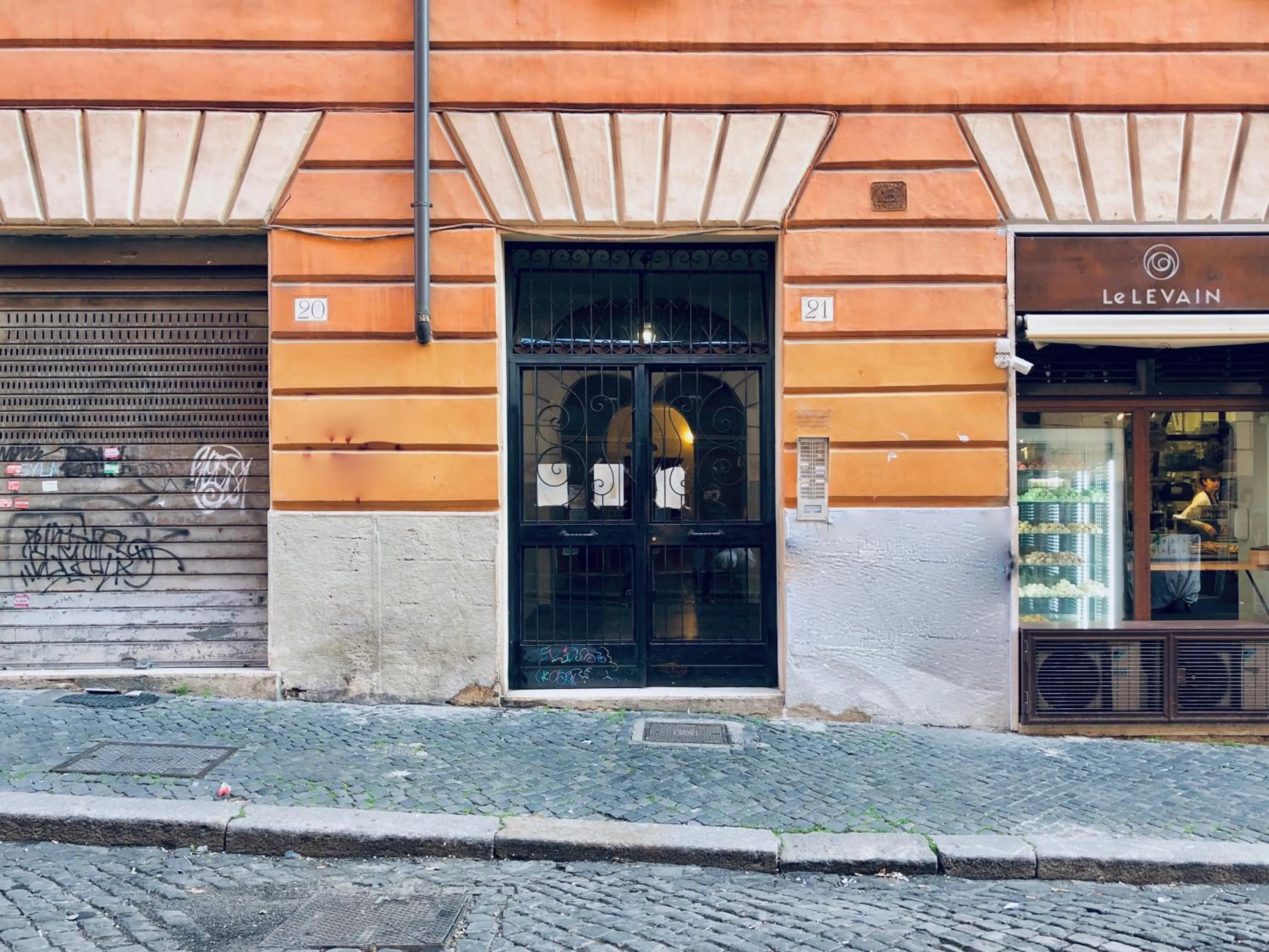 Property building in Roma Trasteverina