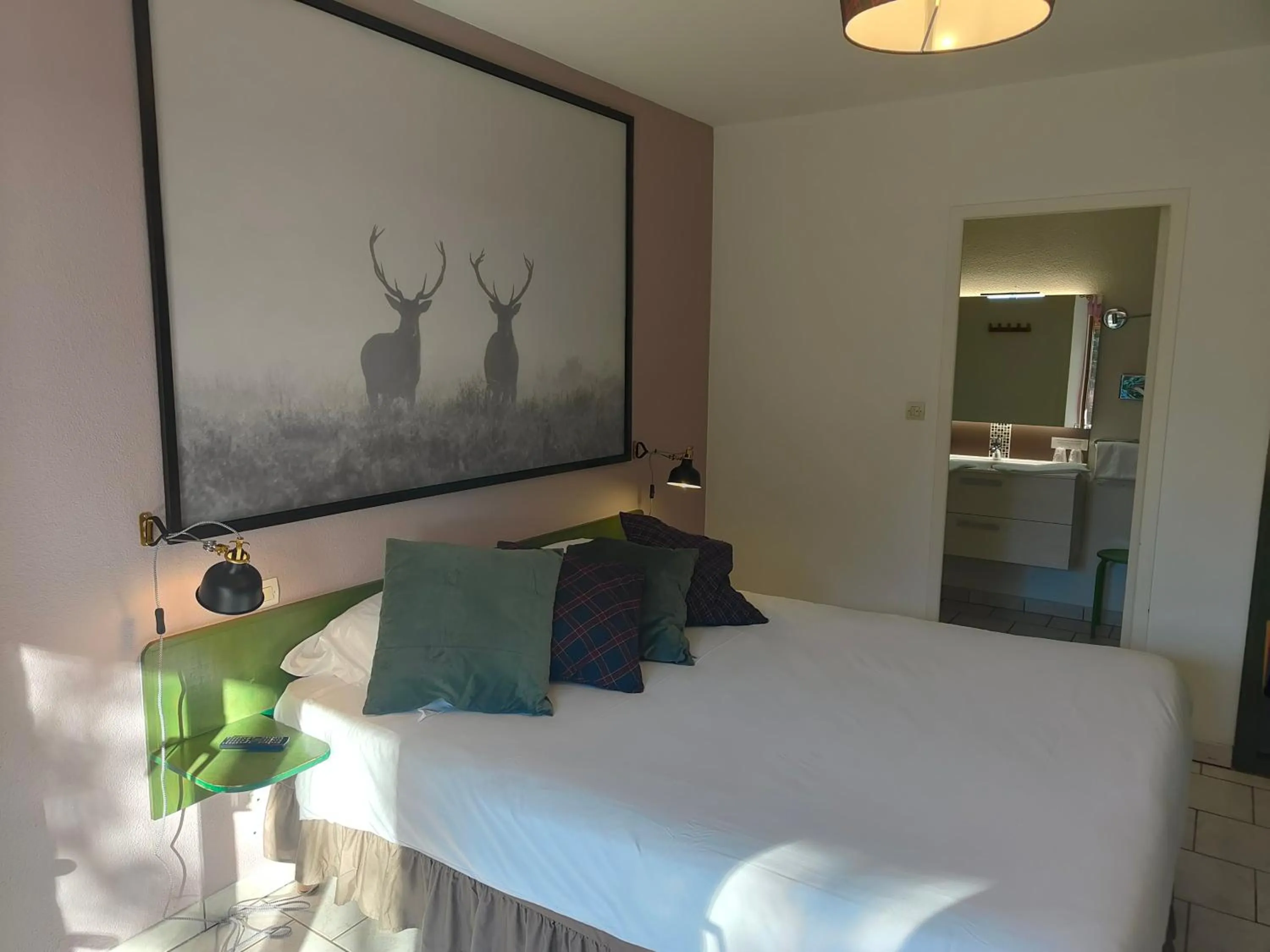 Bed in Logis Hôtel Restaurant LE VIEUX FUSIL