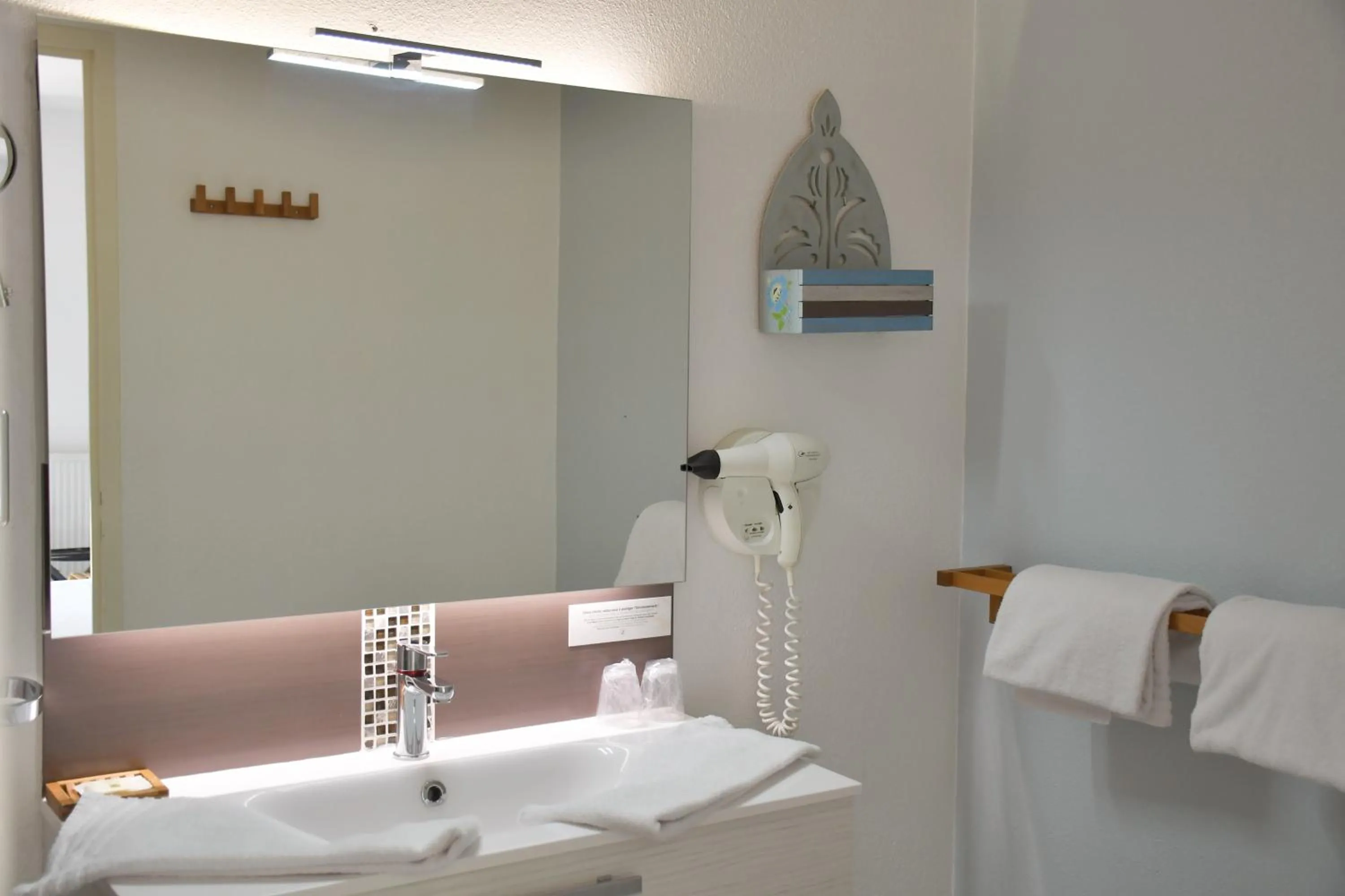 Bathroom in Logis Hôtel Restaurant LE VIEUX FUSIL