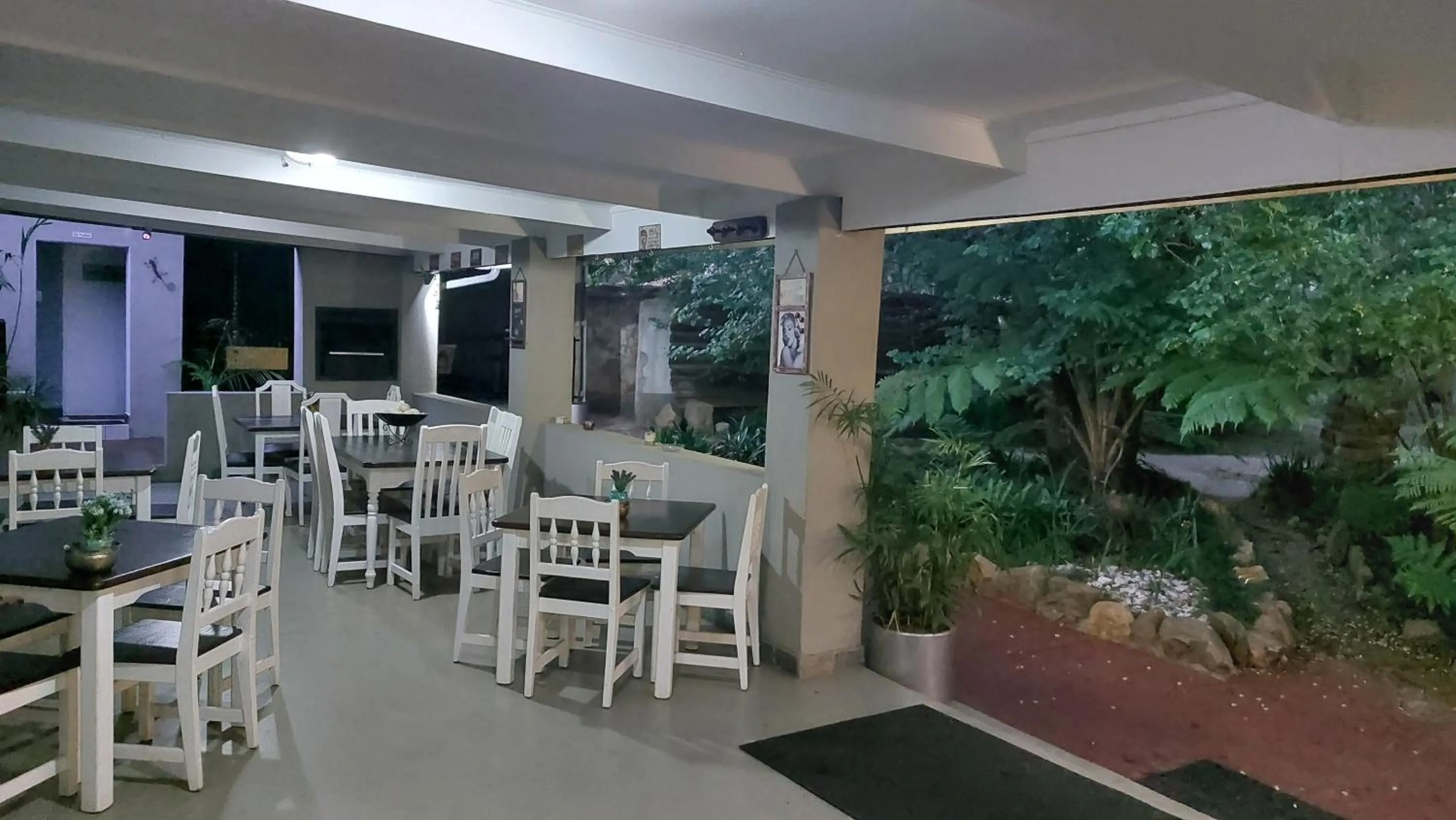 Restaurant/places to eat in Wayside Lodge